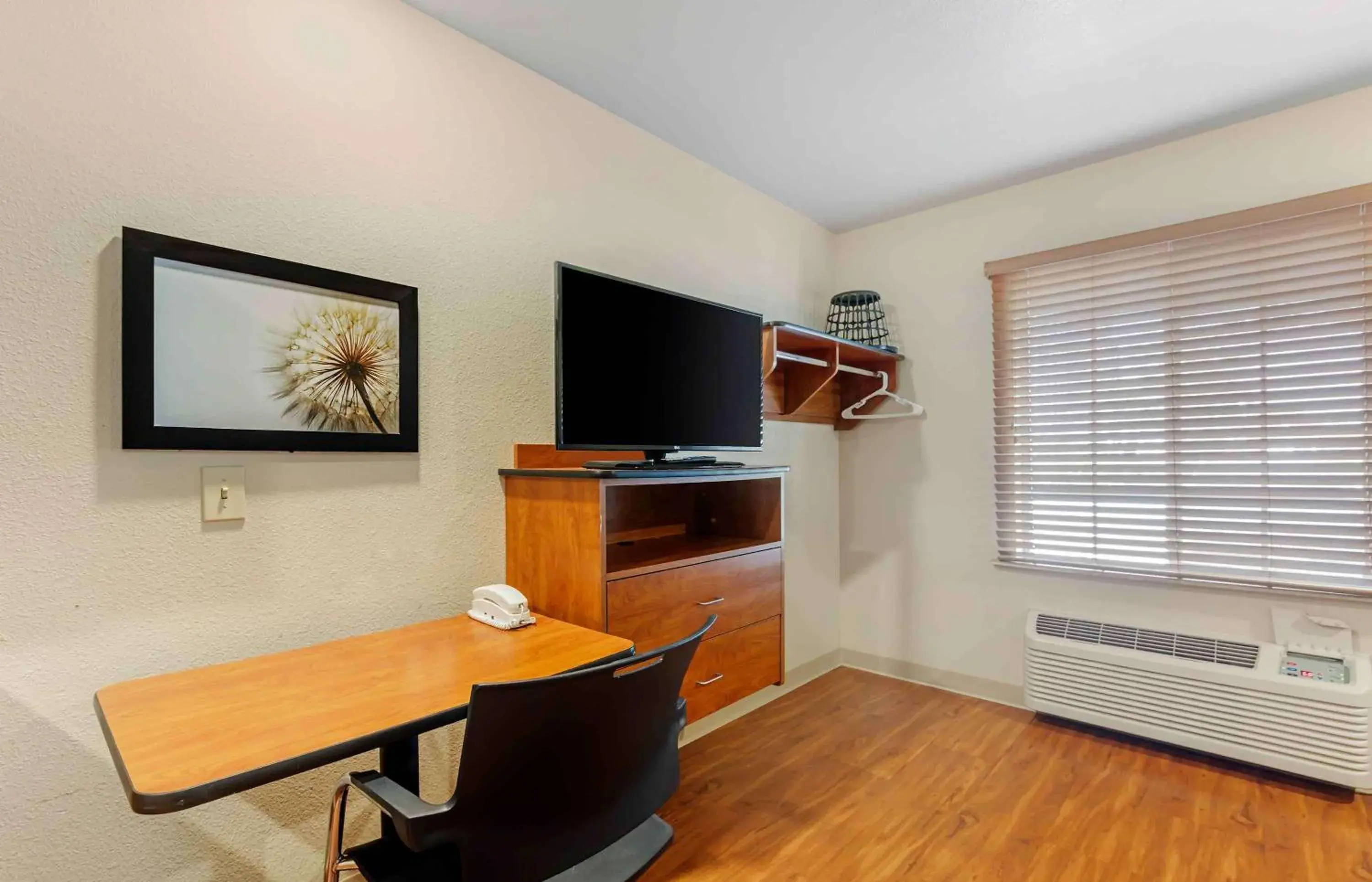 Bedroom, TV/Entertainment Center in Extended Stay America Select Suites - Fort Lauderdale - Airport - West