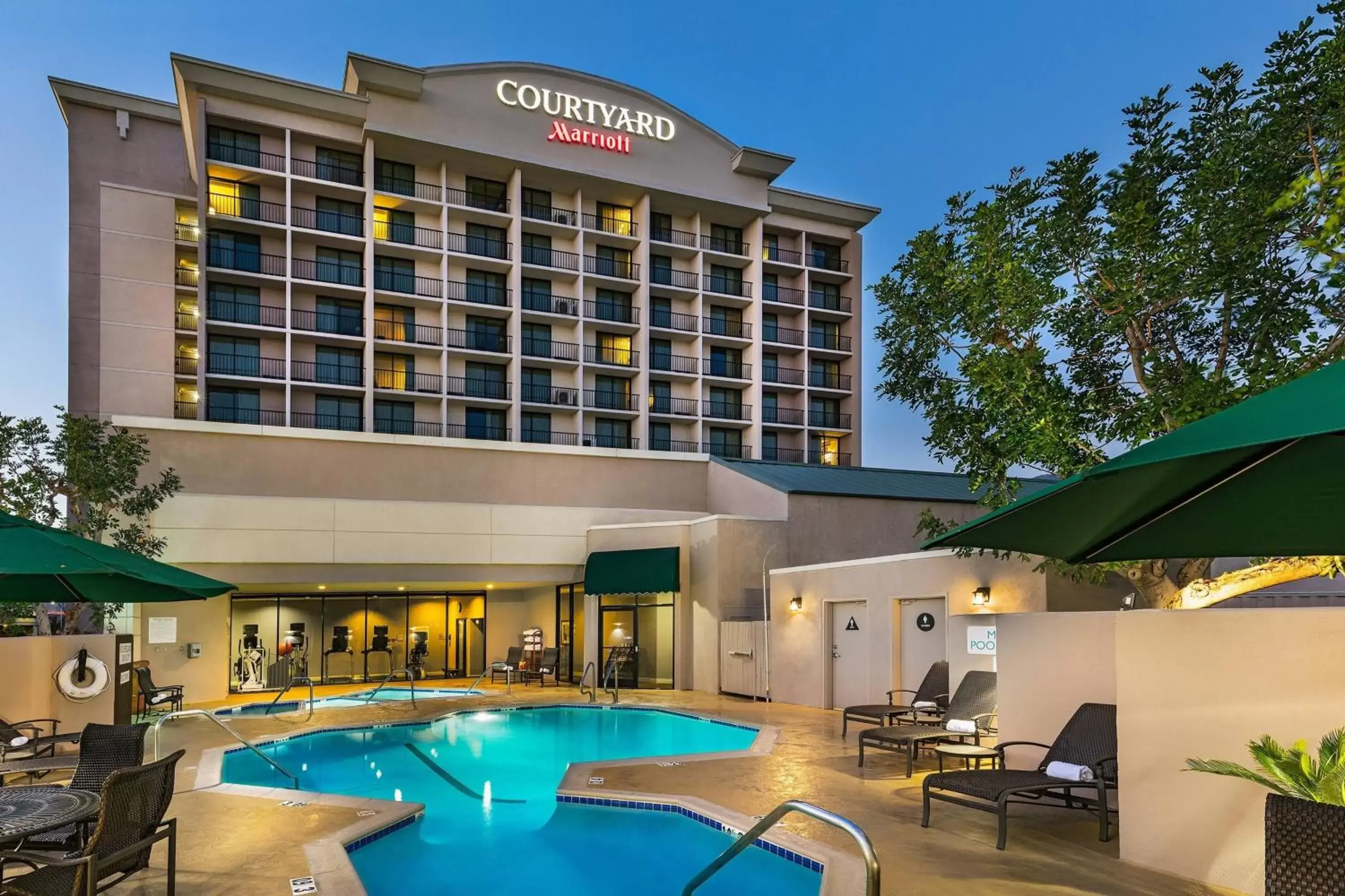 Swimming pool, Property Building in Courtyard by Marriott Los Angeles Pasadena/Monrovia