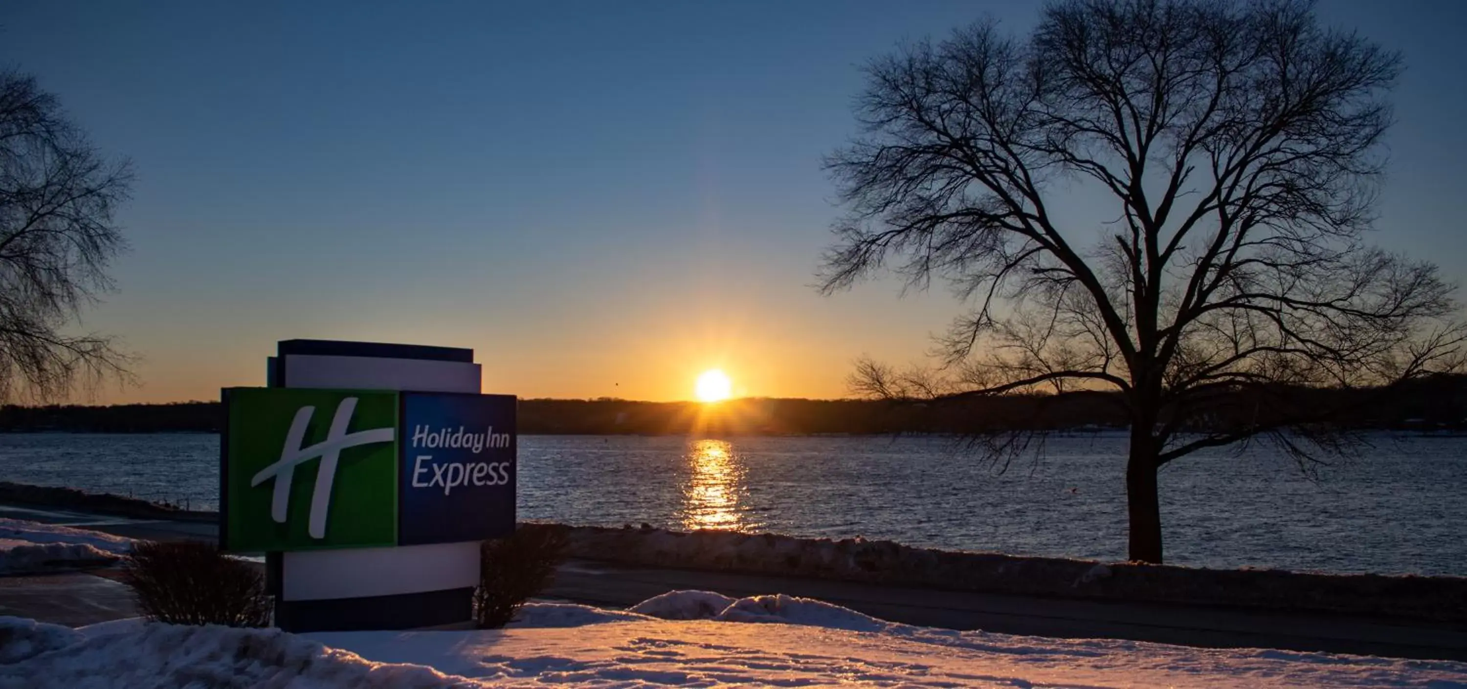 Sunrise in Holiday Inn Express Le Claire Riverfront-Davenport, an IHG Hotel