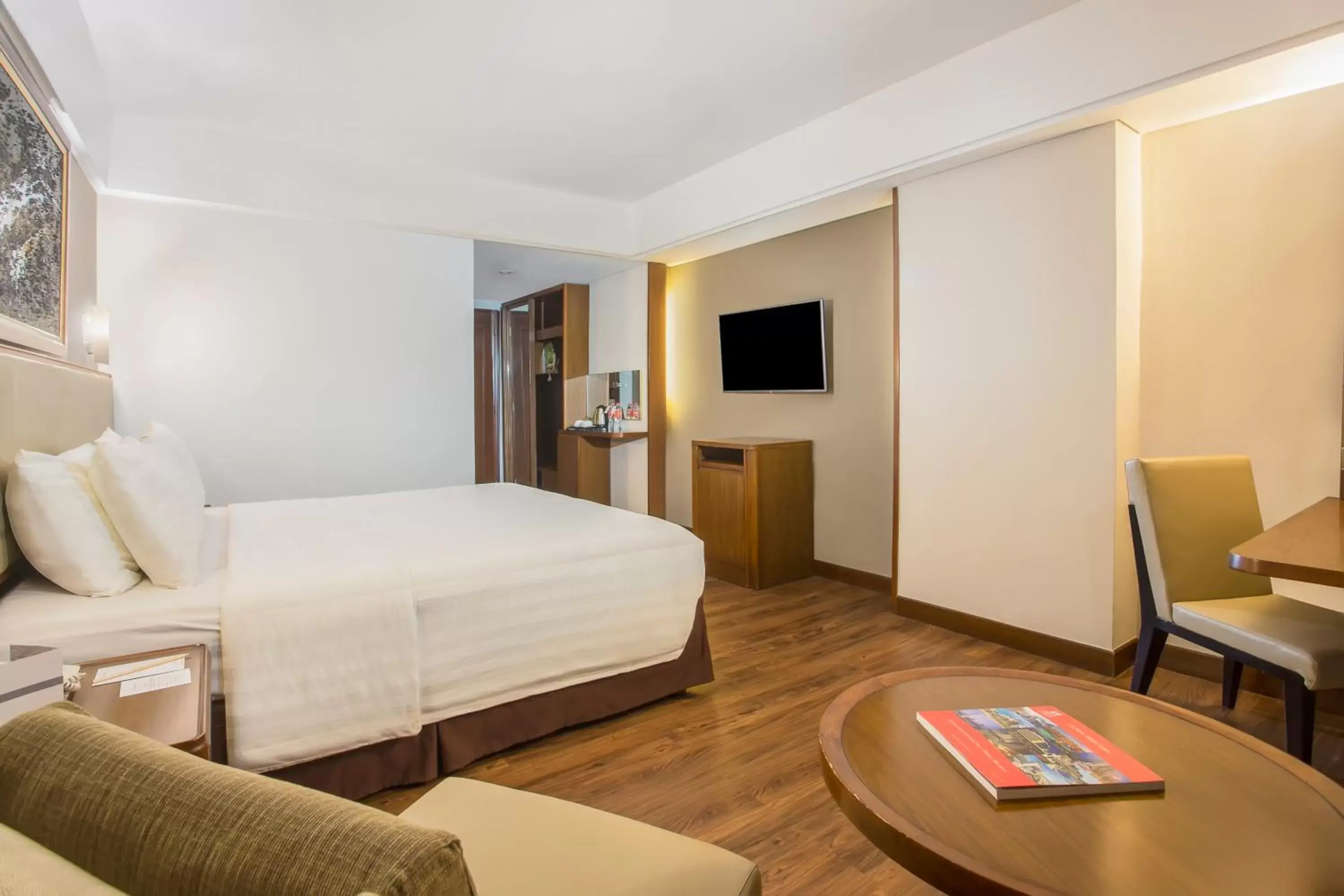 Bedroom, Bed in Swiss-Belhotel Bogor