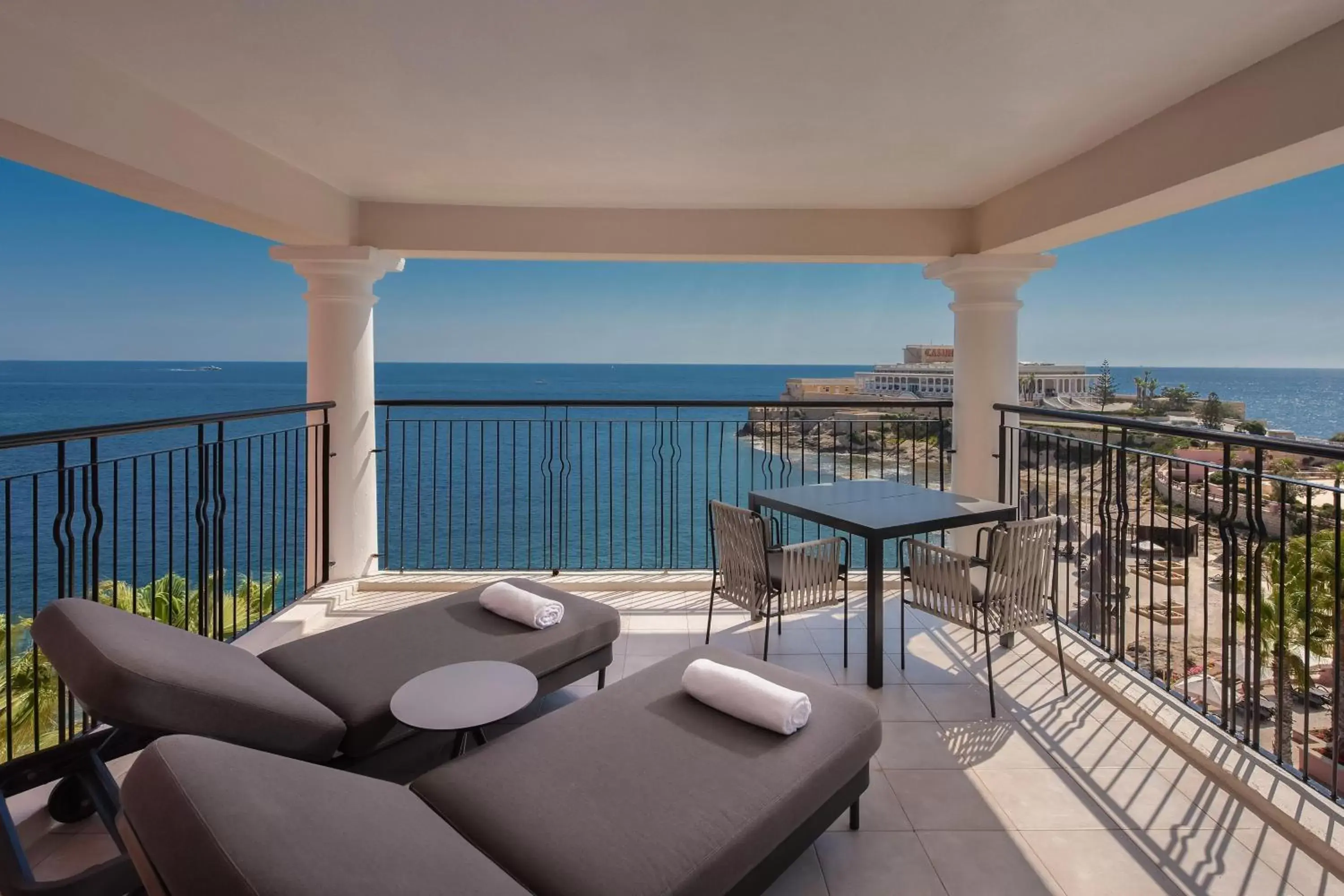 Photo of the whole room, Balcony/Terrace in The Westin Dragonara Resort, Malta