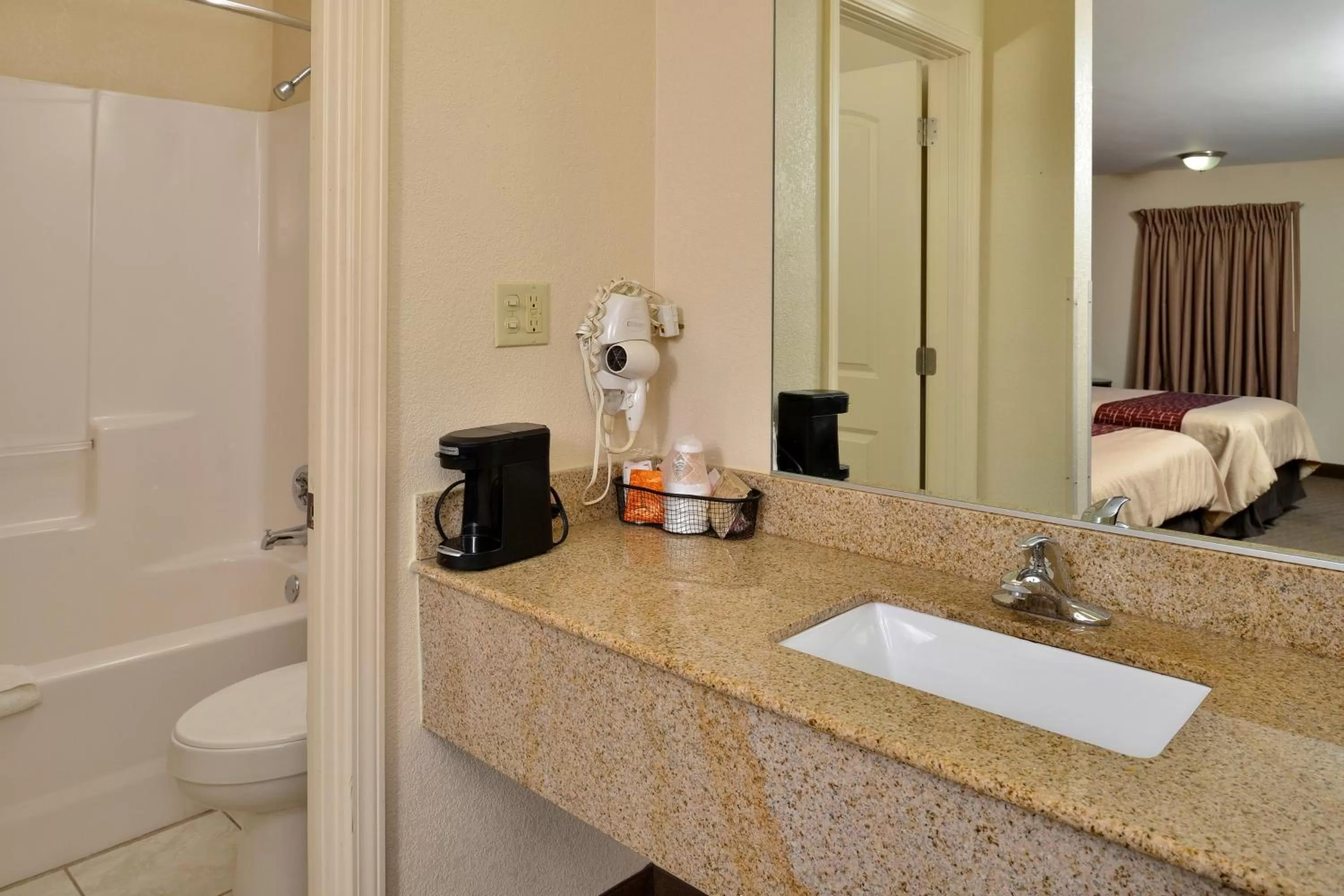 Bathroom, Bed in Red Roof Inn Dalton