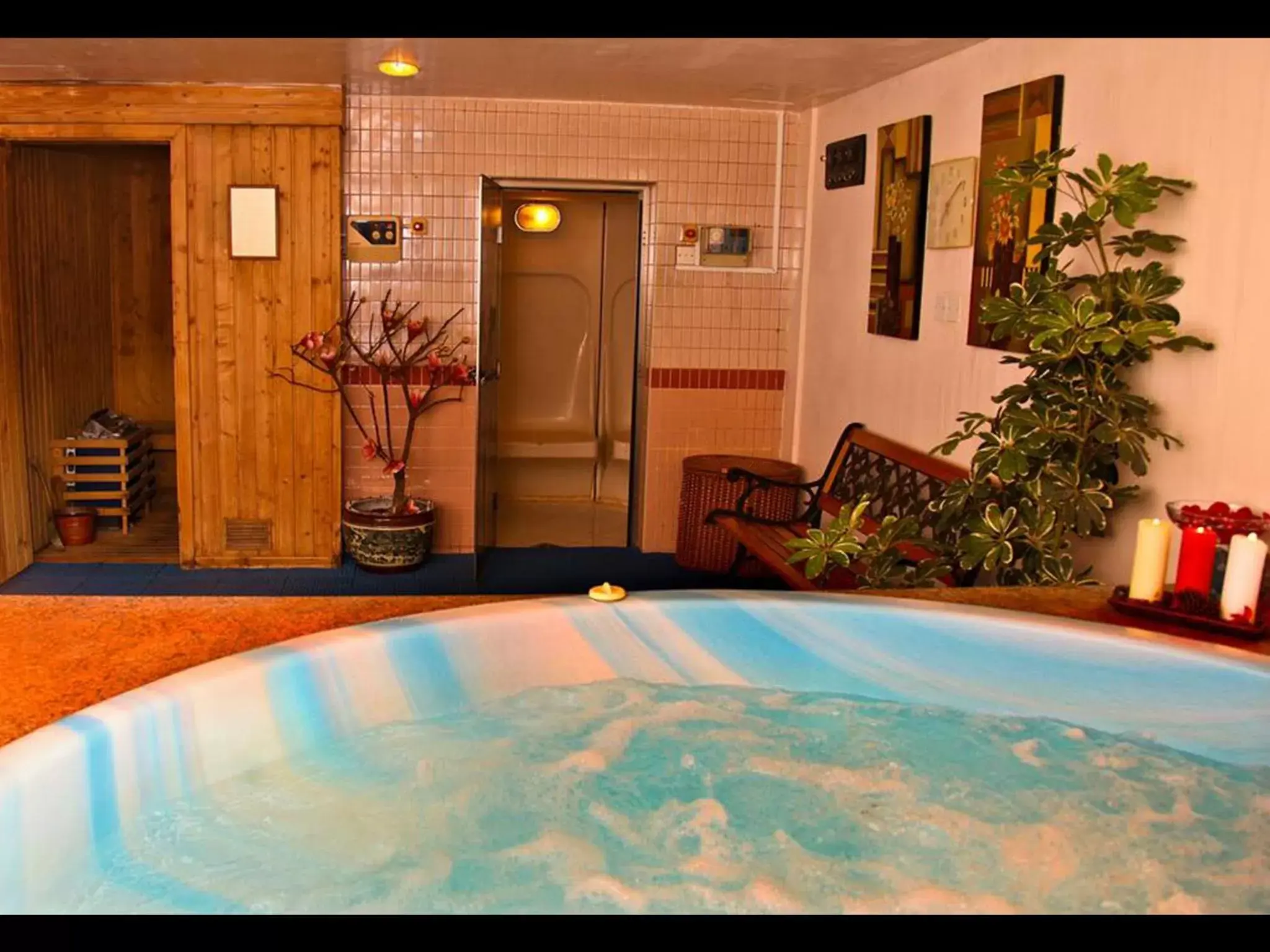 Shower, Swimming Pool in Arabian Courtyard Hotel & Spa