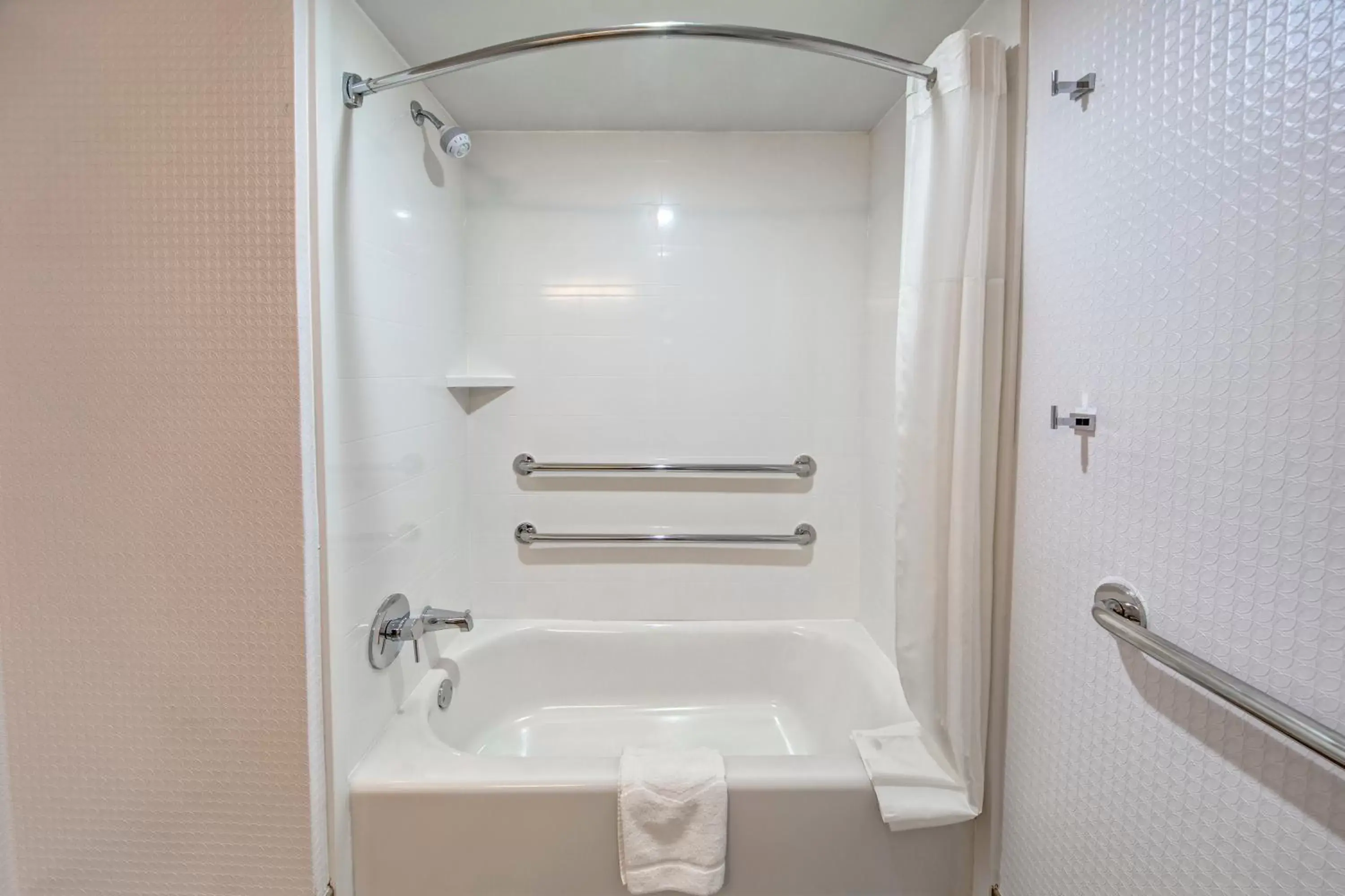 acessibility, Bathroom in Hampton Inn Orlando-Maingate South