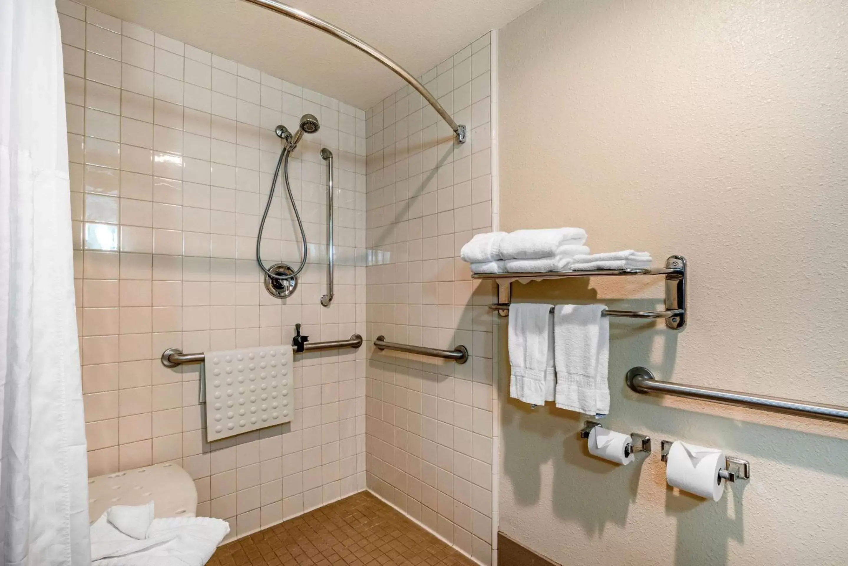 Photo of the whole room, Bathroom in Comfort Inn & Suites Sacramento – University Area