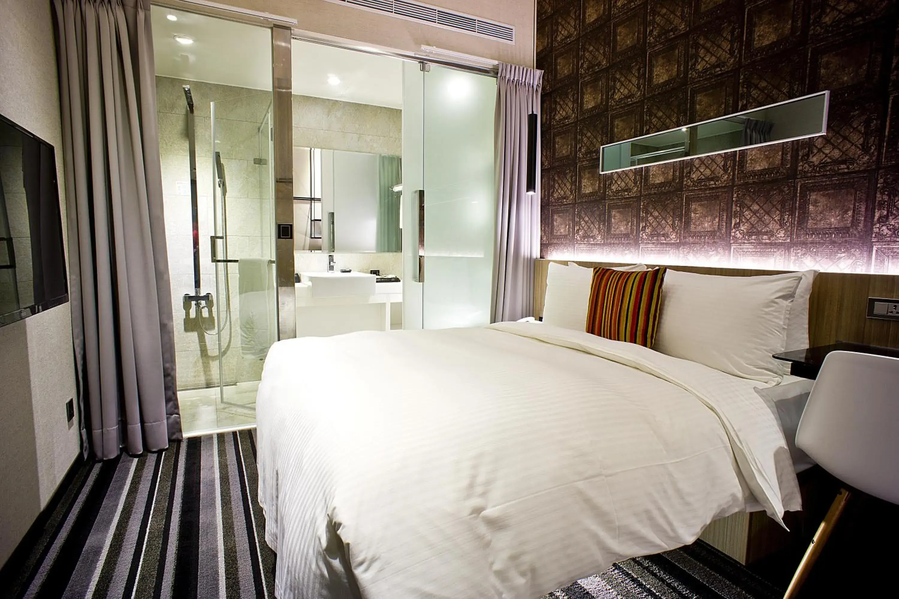 Photo of the whole room, Bed in Via Hotel Zhongxiao