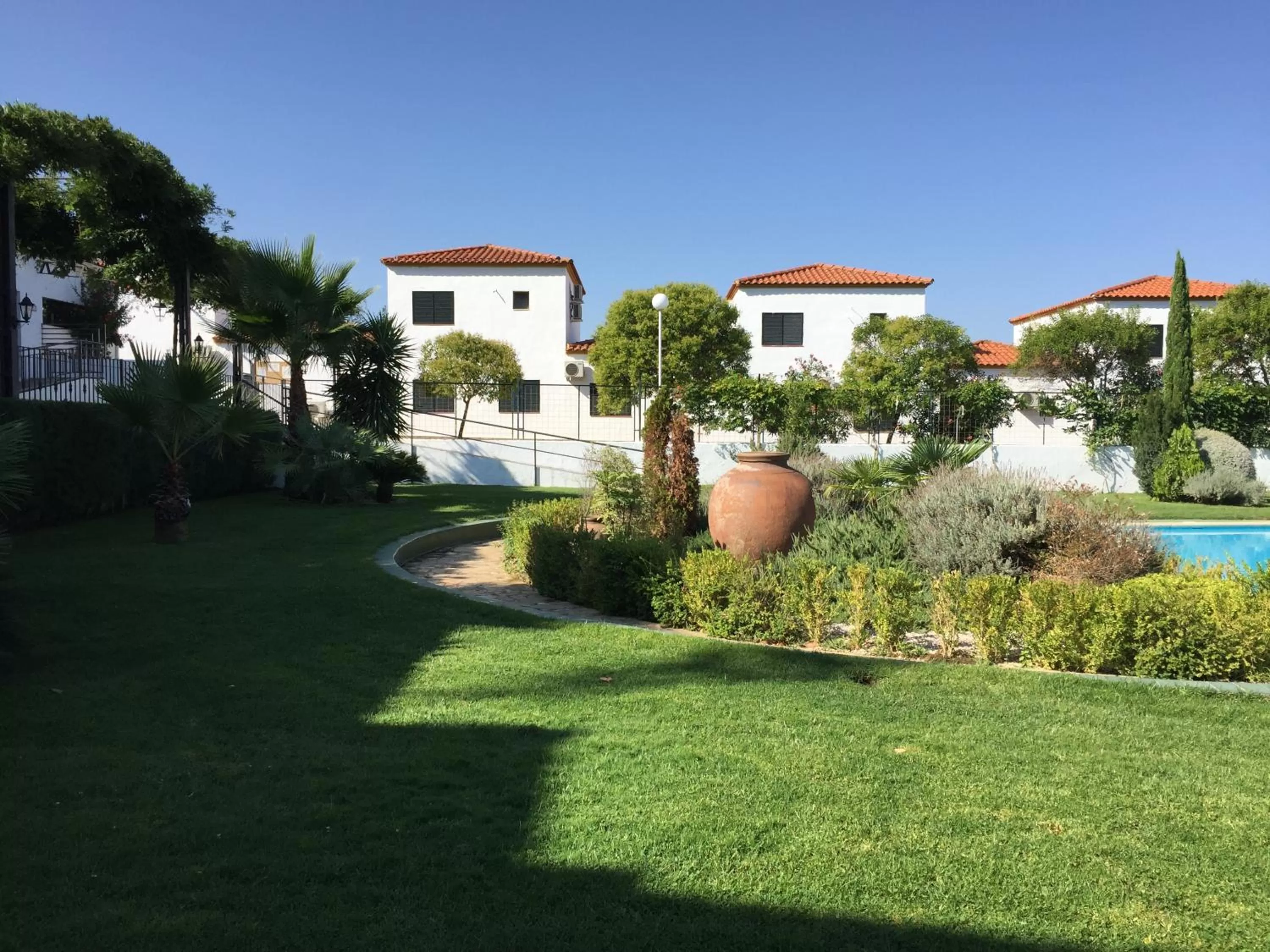 Swimming pool in Apartamentos Atalayas Extremadura