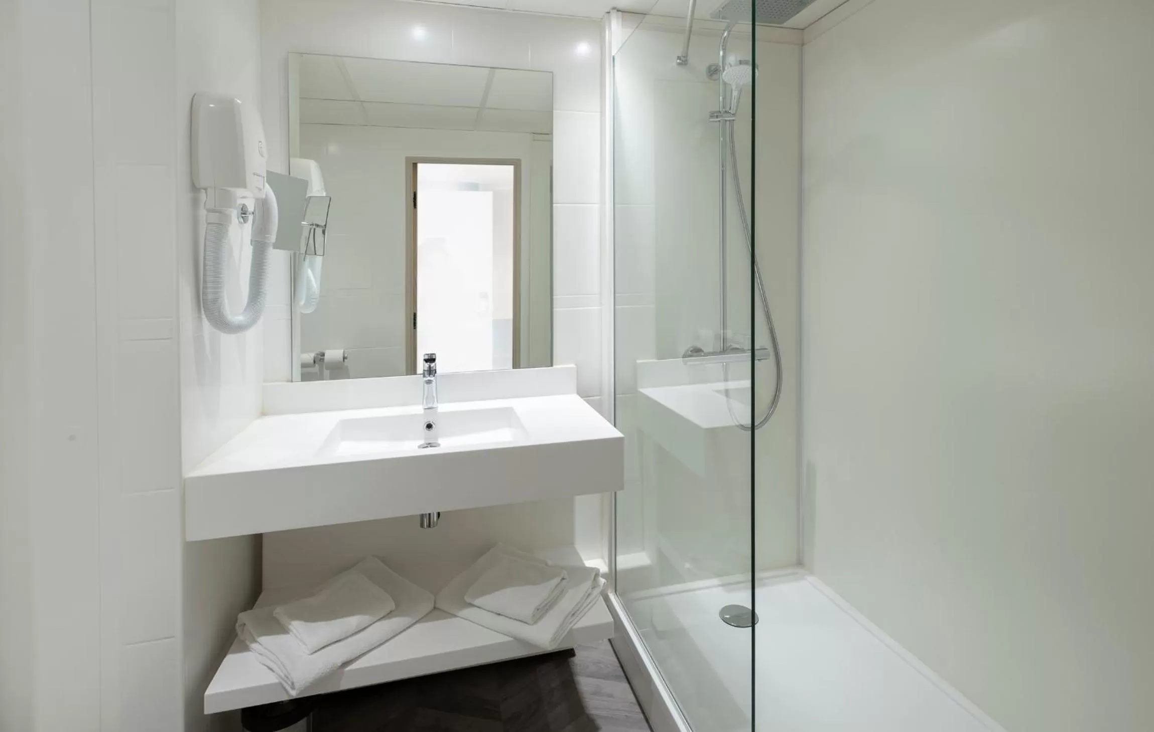 Shower in Mercure Rouen Centre Champ de Mars