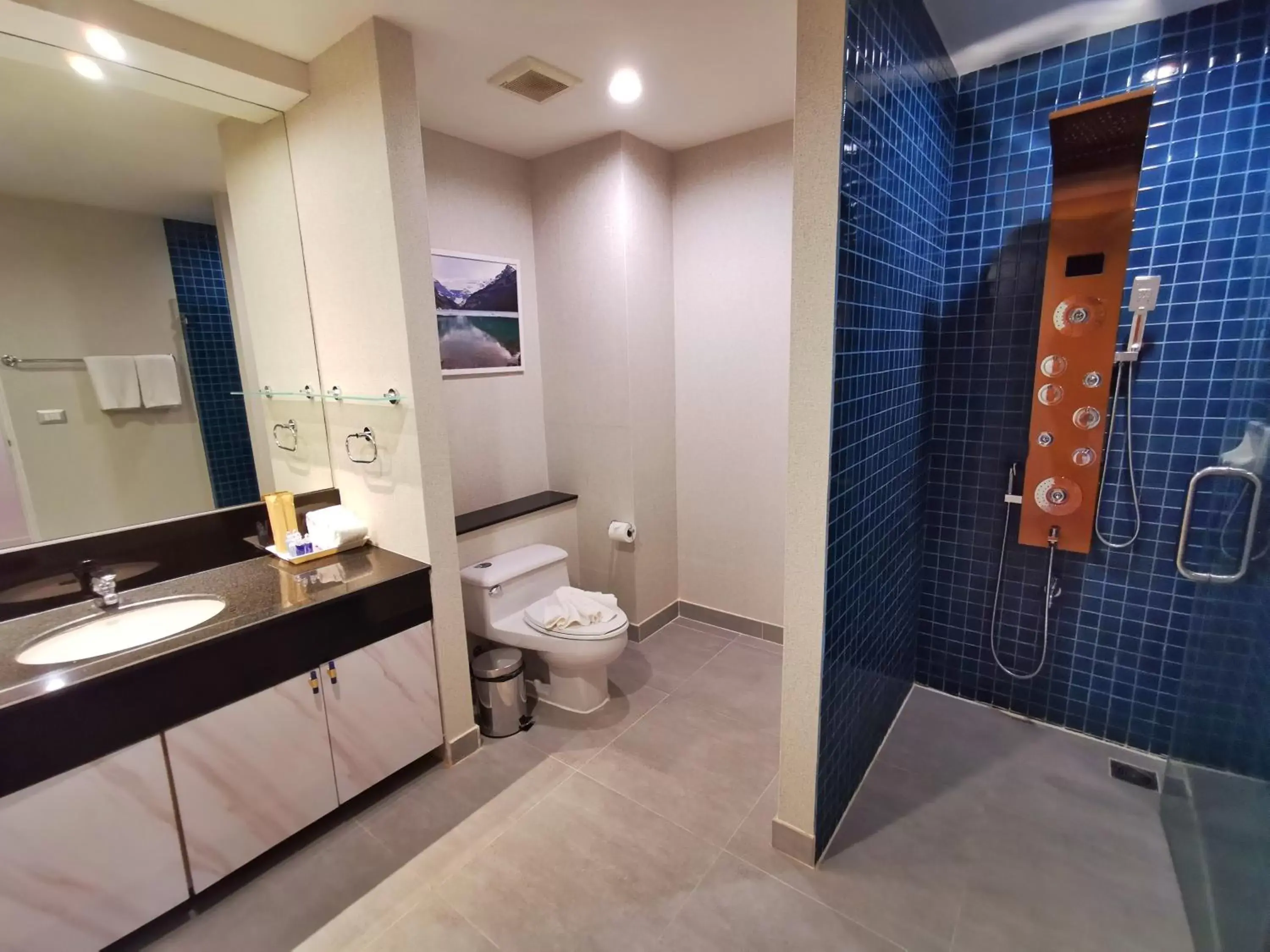 Shower, Bathroom in Benviar Tonson Residence
