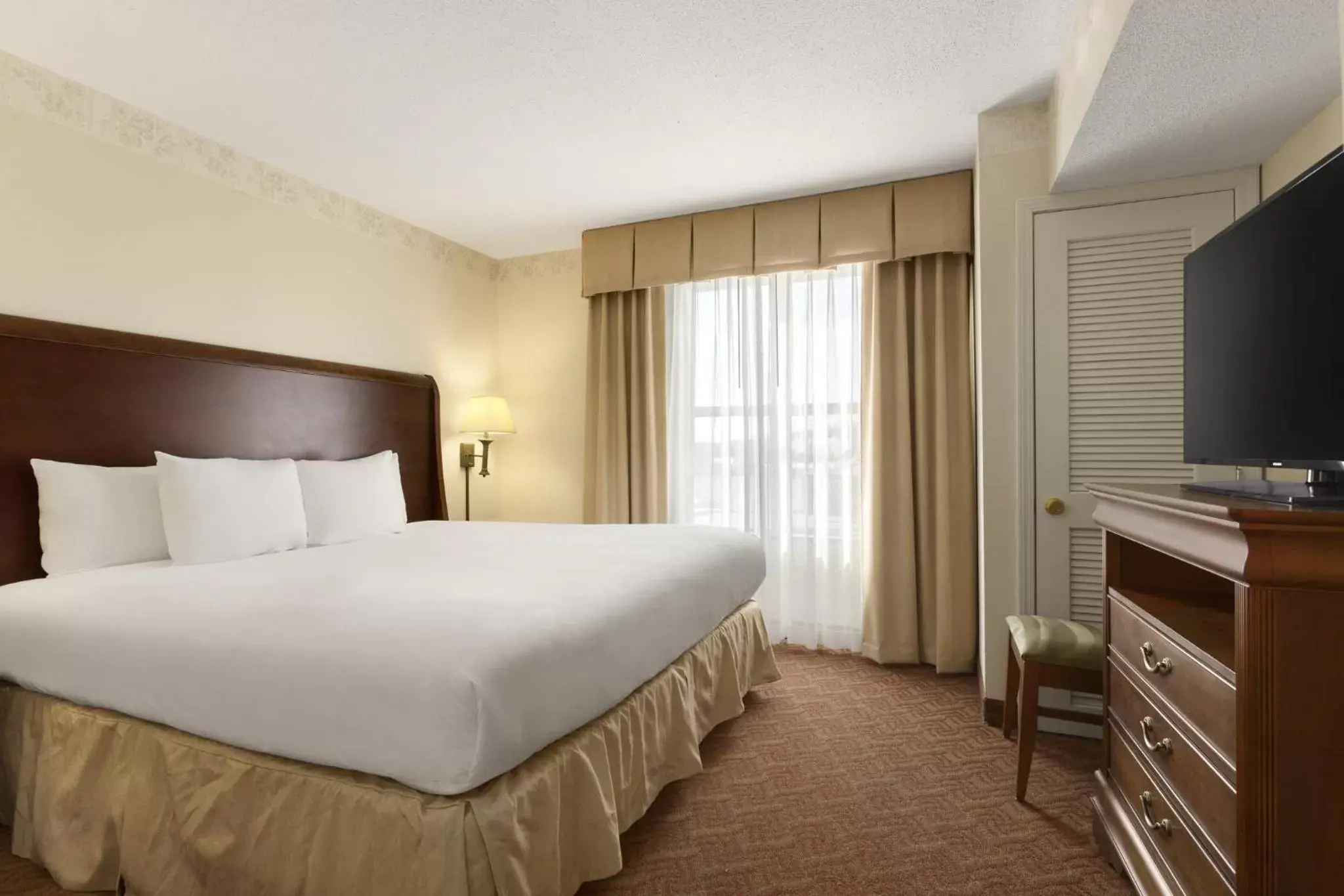 Bed in Country Inn & Suites by Radisson, Potomac Mills Woodbridge, VA