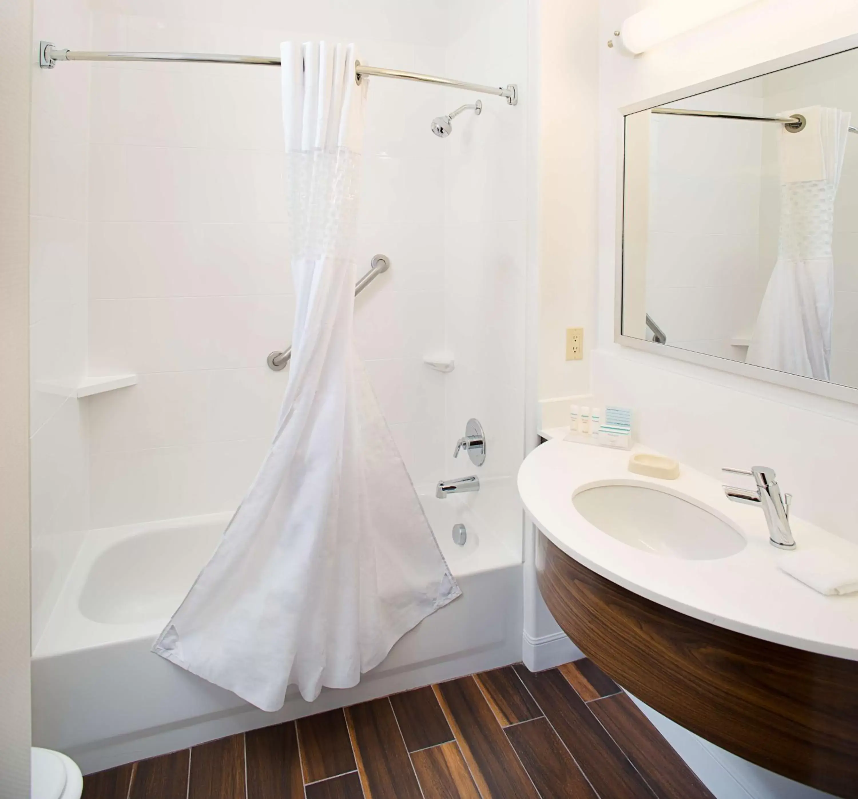 Bed, Bathroom in Hampton Inn & Suites Palmdale