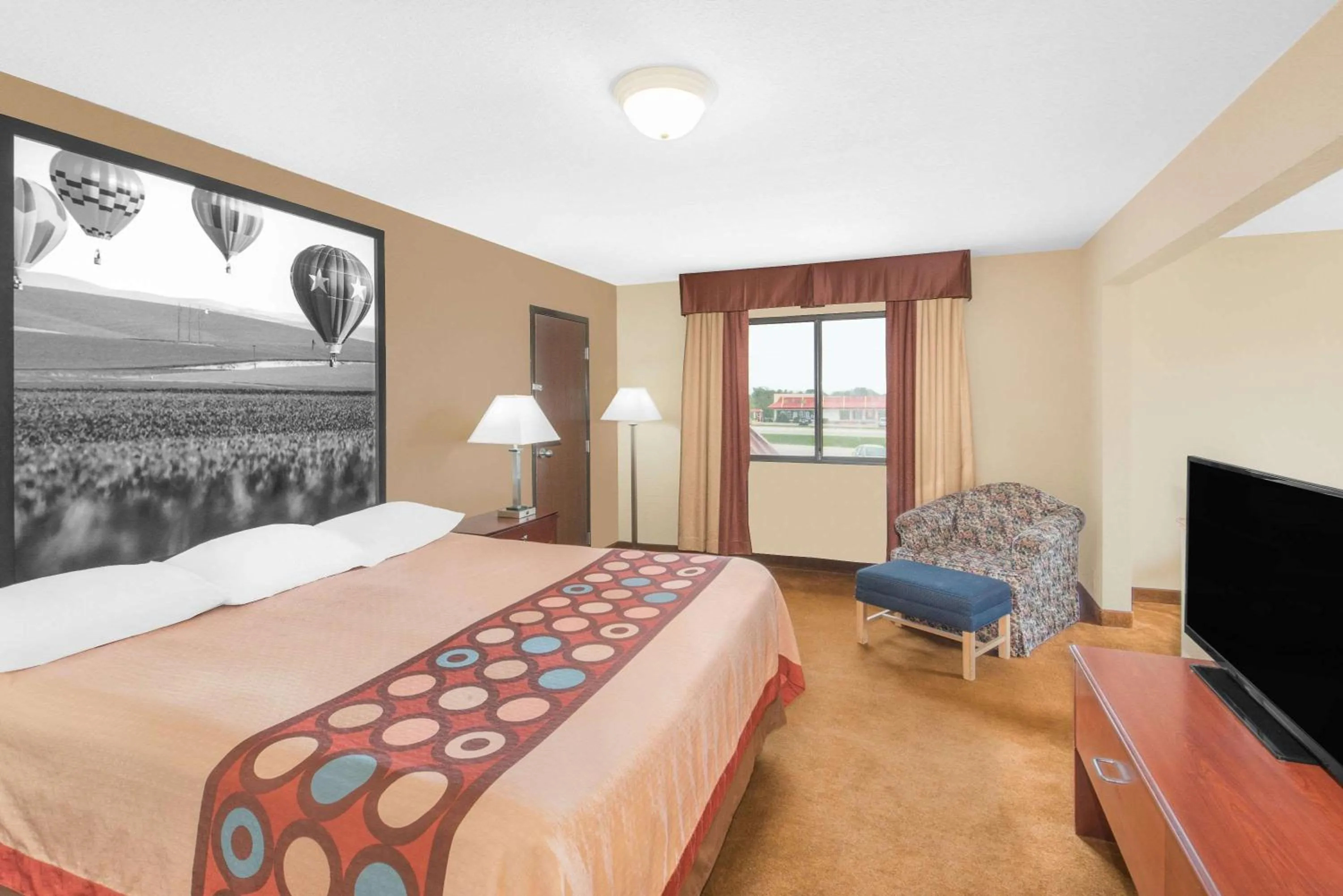 Photo of the whole room, Bed in Super 8 by Wyndham Marshalltown