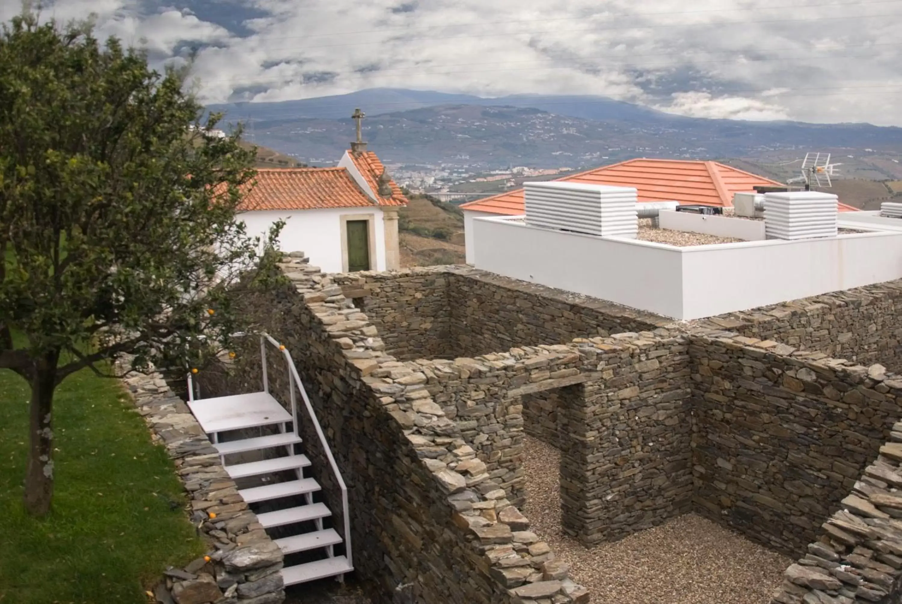 Facade/entrance in Quinta De Casaldronho Wine Hotel