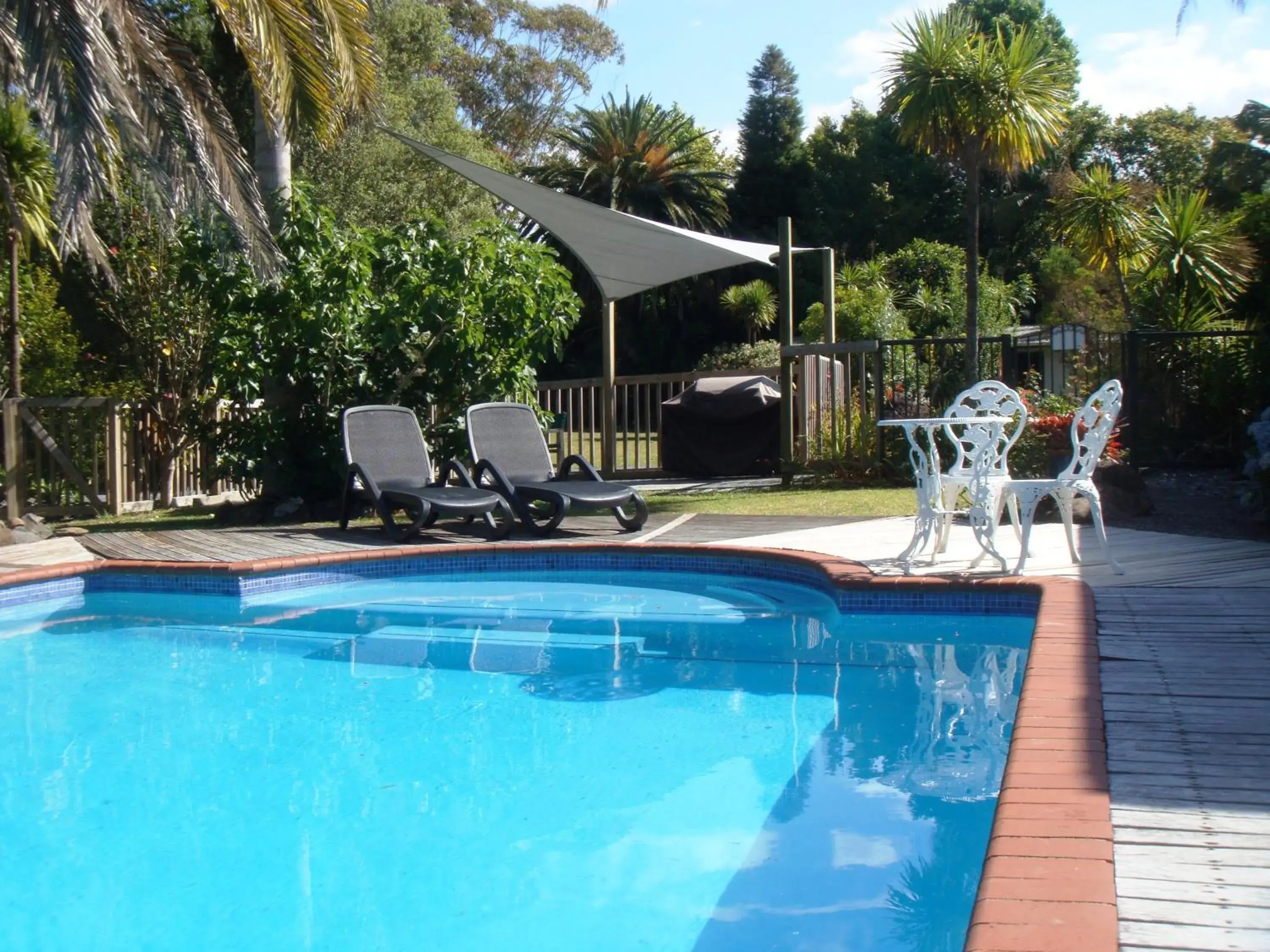 Swimming Pool in Colonial House Motel