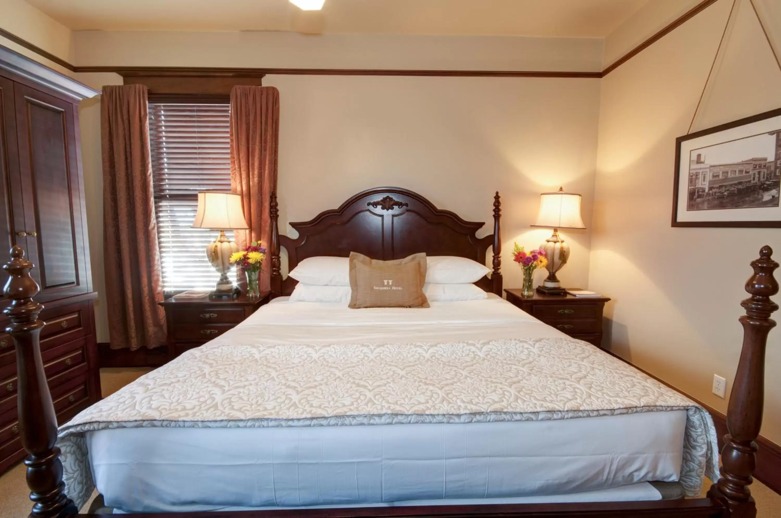 Bedroom, Bed in The Sacajawea Hotel