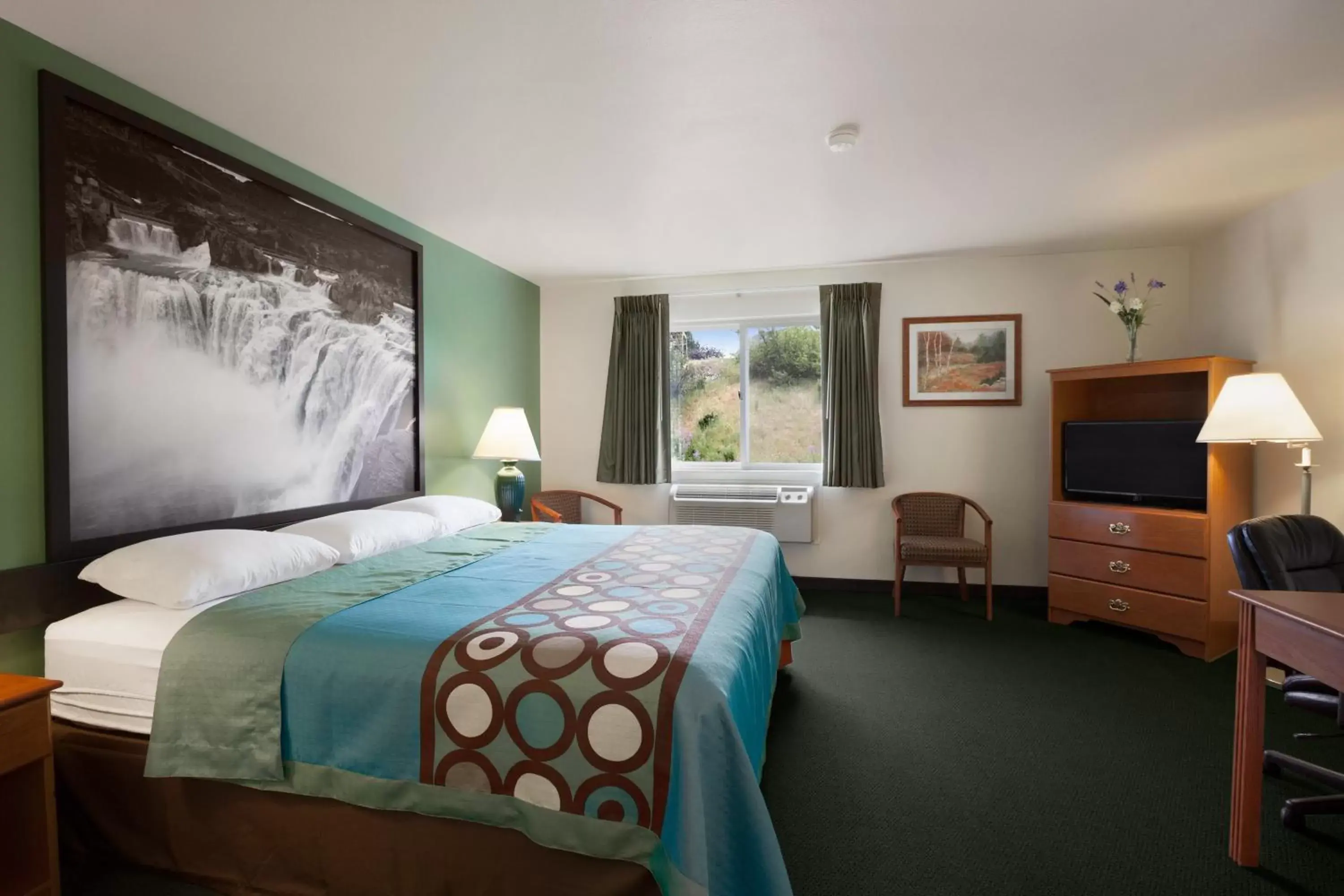 Day, Bed in Super 8 by Wyndham Salmon Day, Bed in Super 8 by Wyndham Salmon