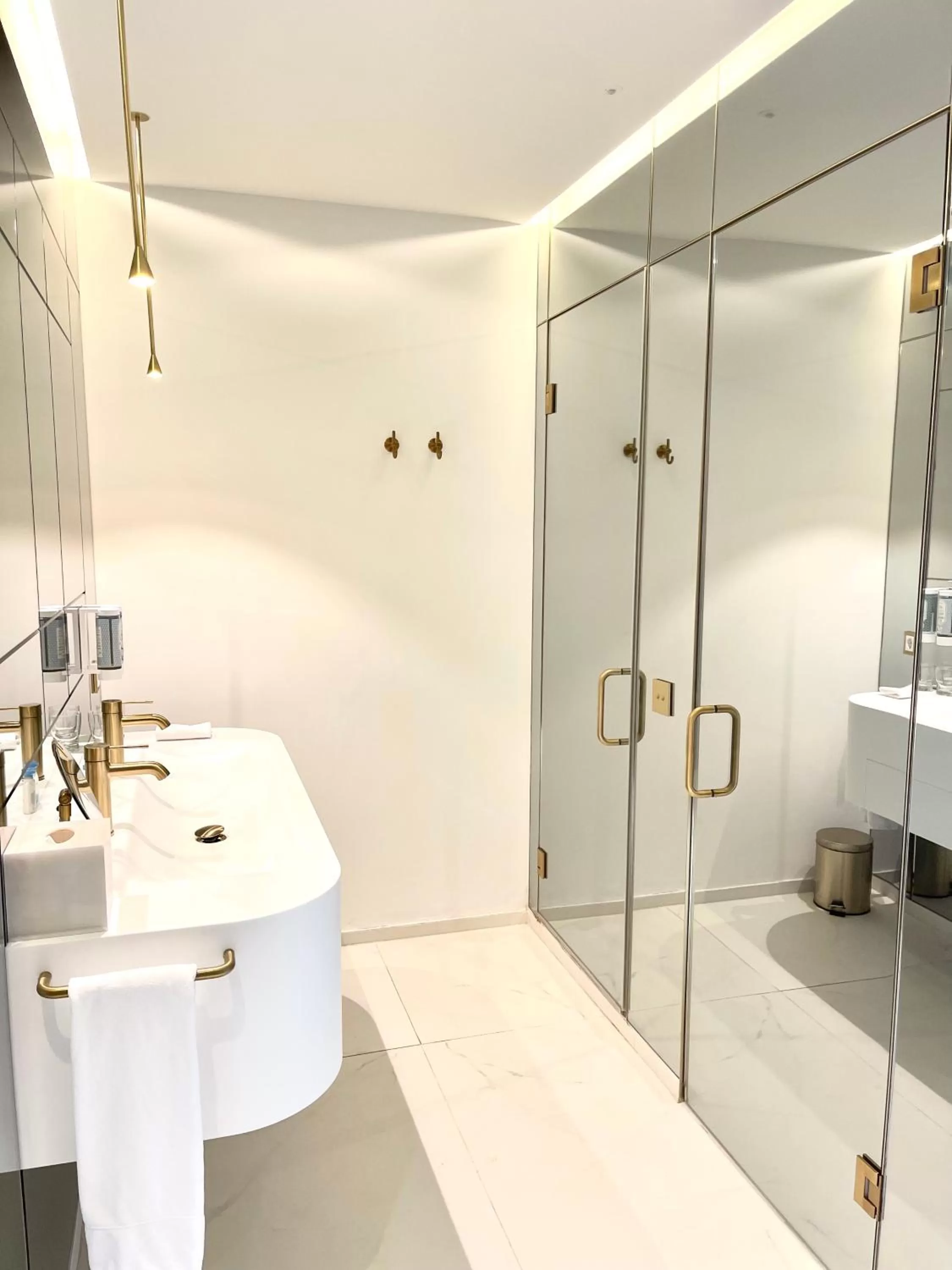 Bathroom in Luxury Apartments MONDRIAN Market Square II