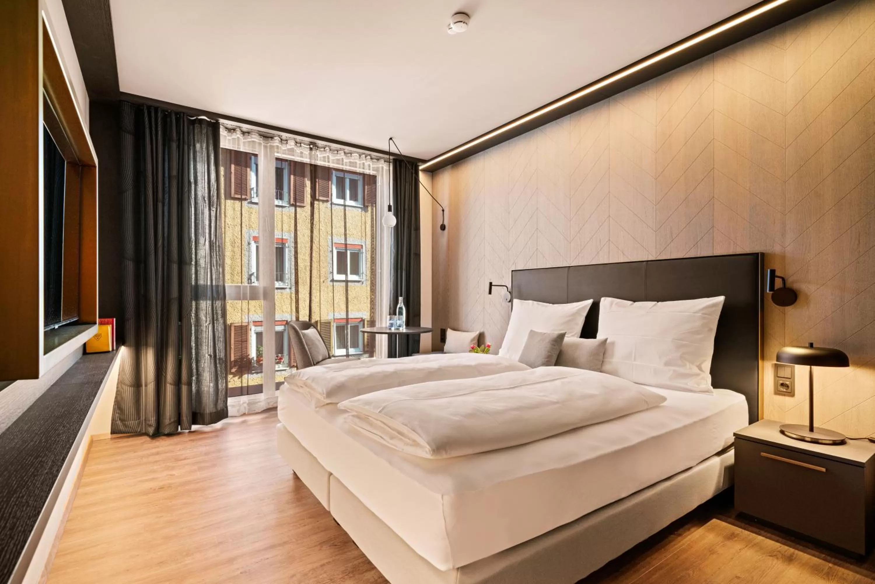 Photo of the whole room, Bed in Lukullum