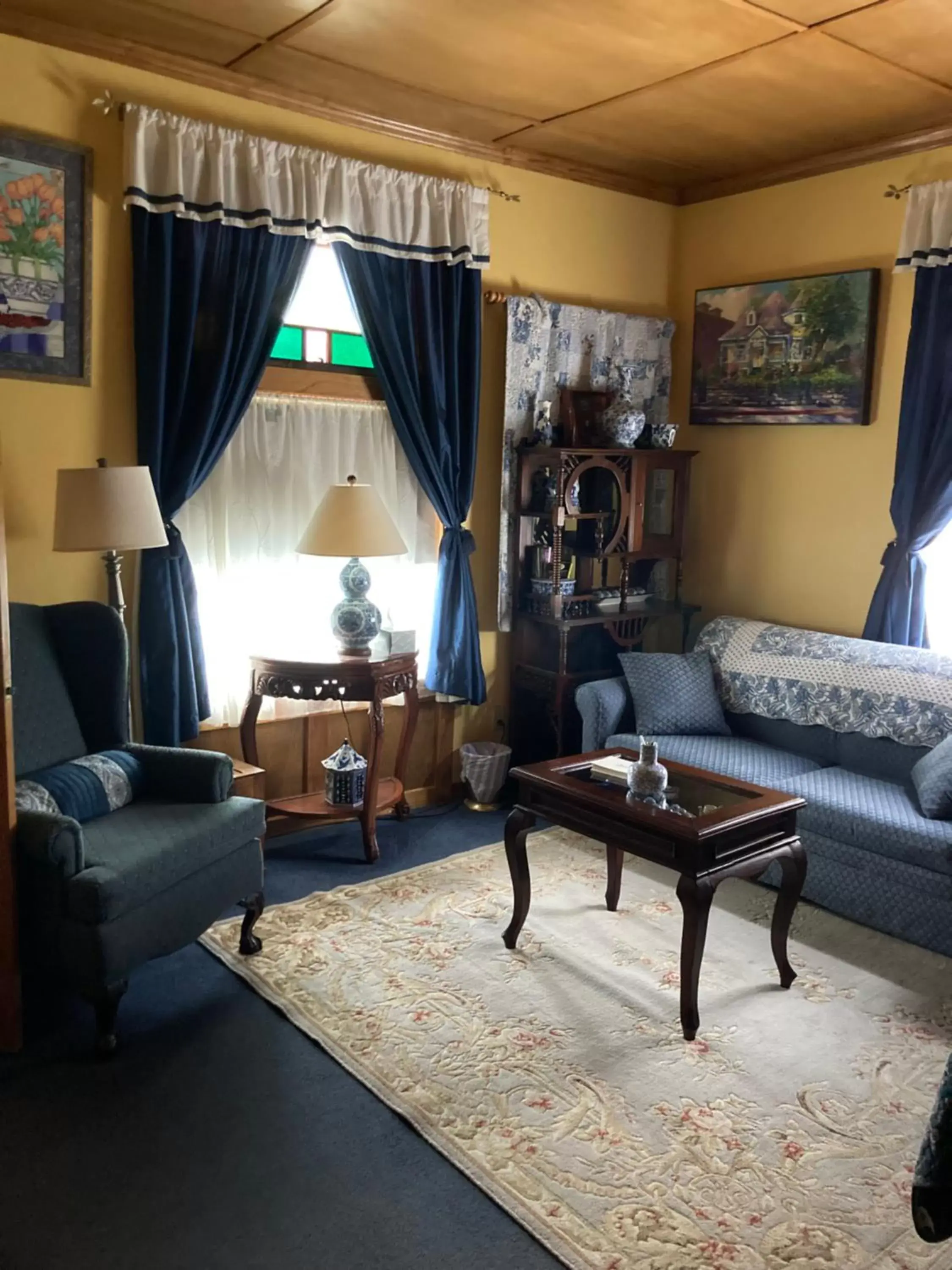 Living room, Seating Area in All Seasons Inn