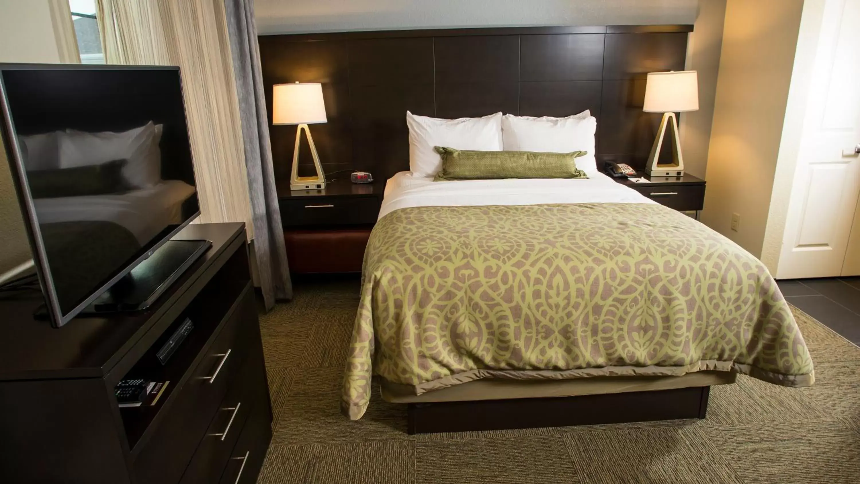 Photo of the whole room, Bed in Staybridge Suites Lexington, an IHG Hotel
