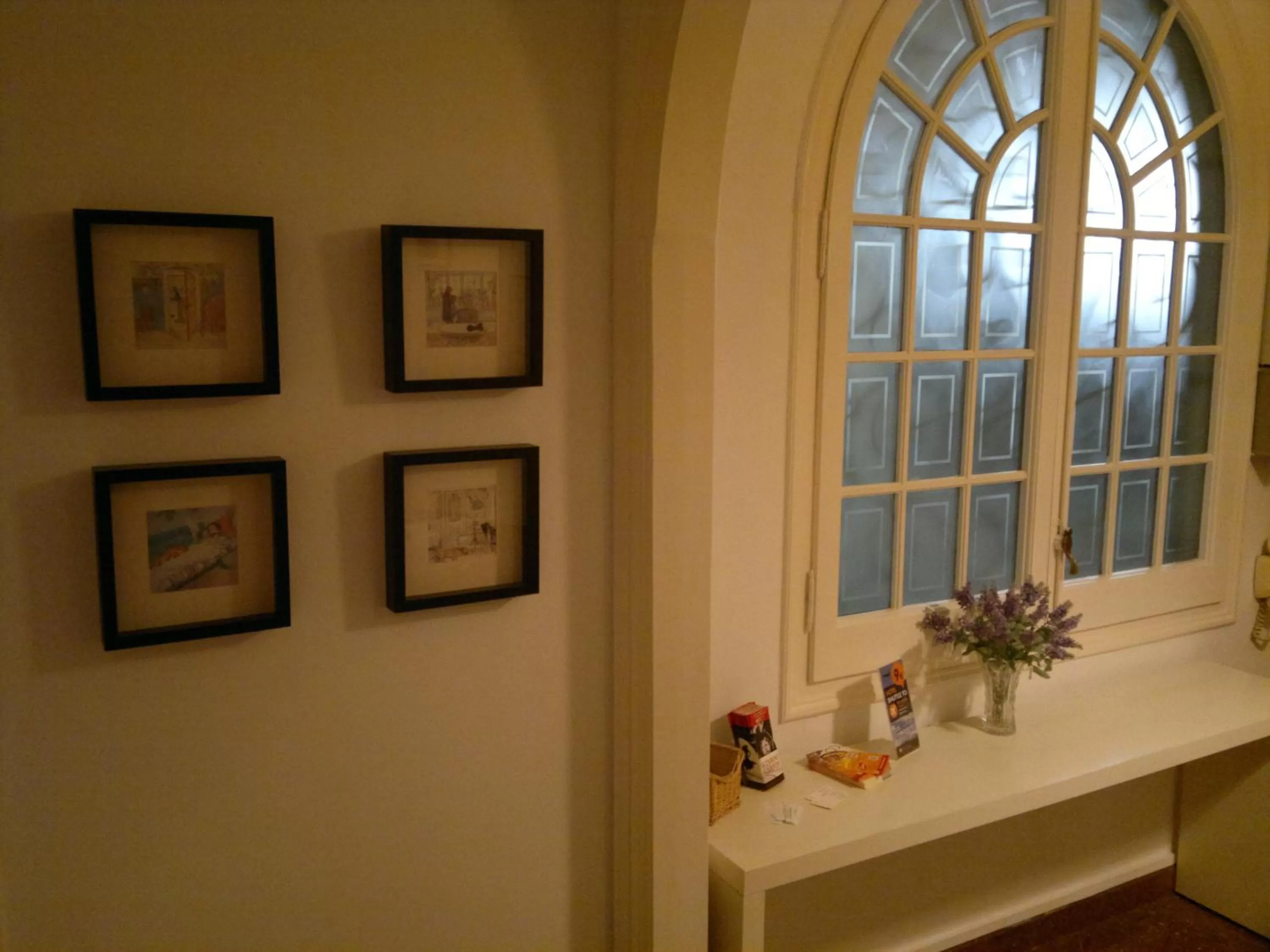 Living room, Bathroom in Ally's Bed&Breakfast,