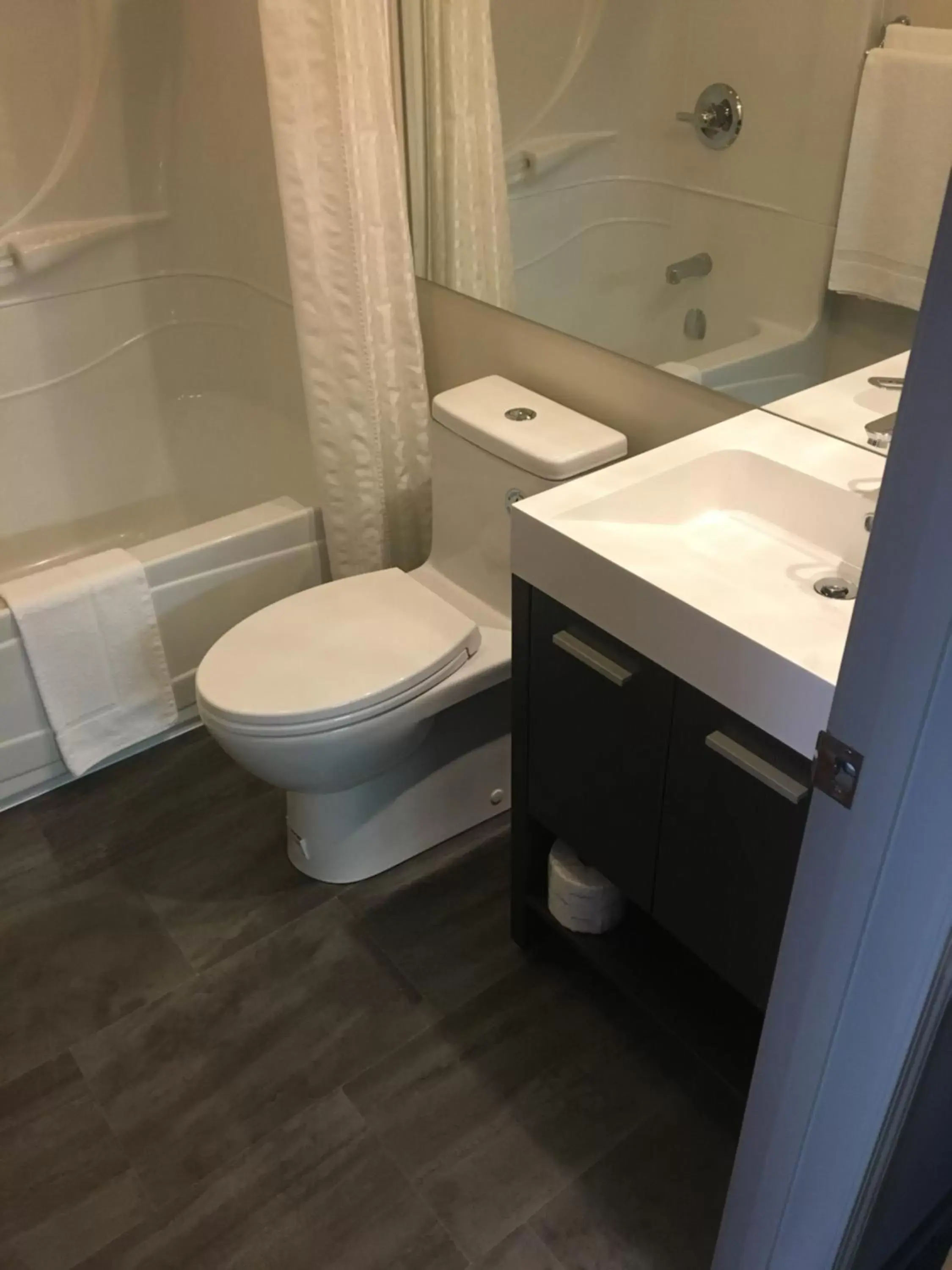 Shower, Bathroom in Howey Bay Motel