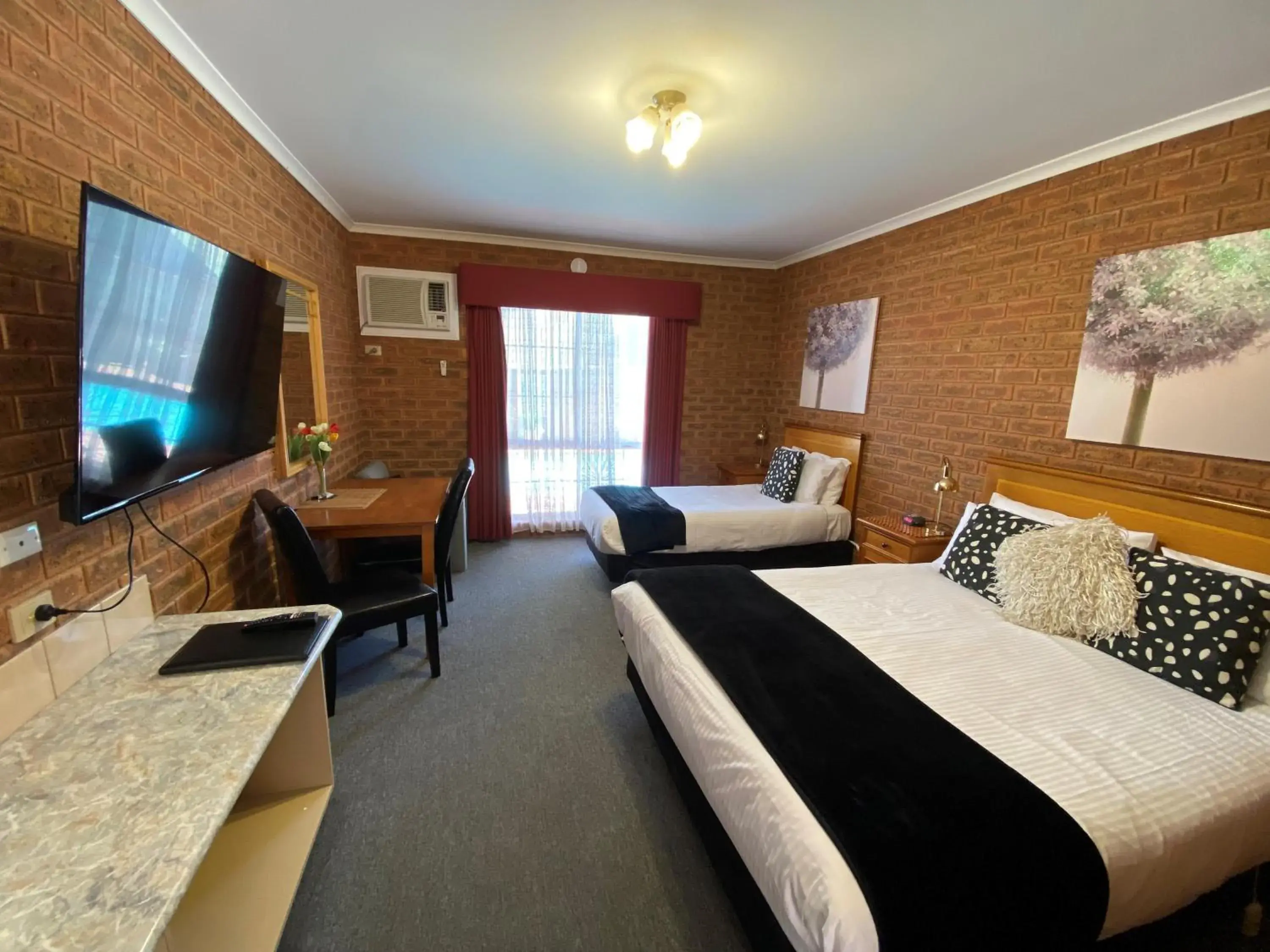 Photo of the whole room in Central Yarrawonga Motor Inn