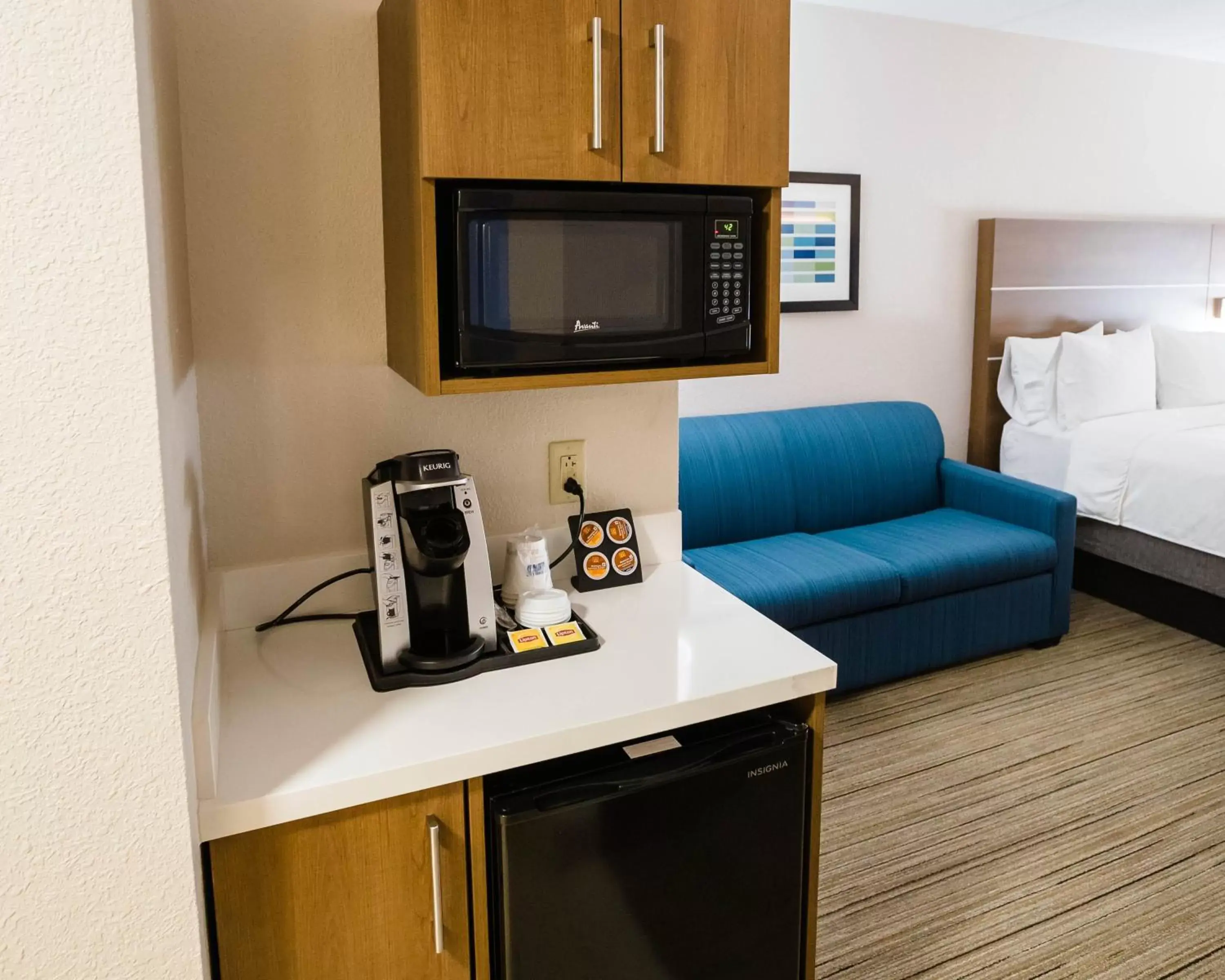 Bedroom, Kitchen/Kitchenette in Holiday Inn Express & Suites Knoxville-Farragut, an IHG Hotel