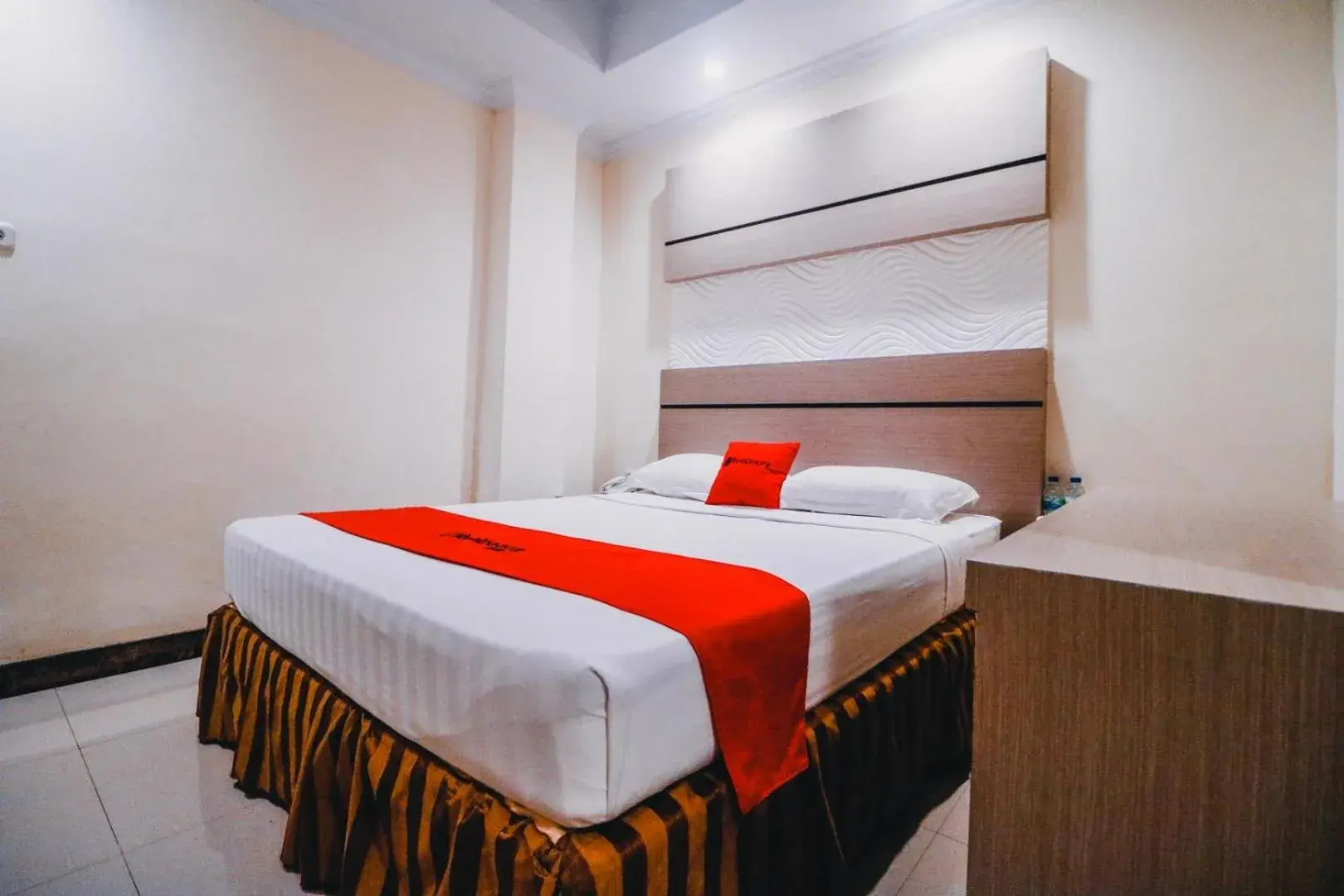 Bedroom, Bed in Reddoorz Plus near Makassar Town Square