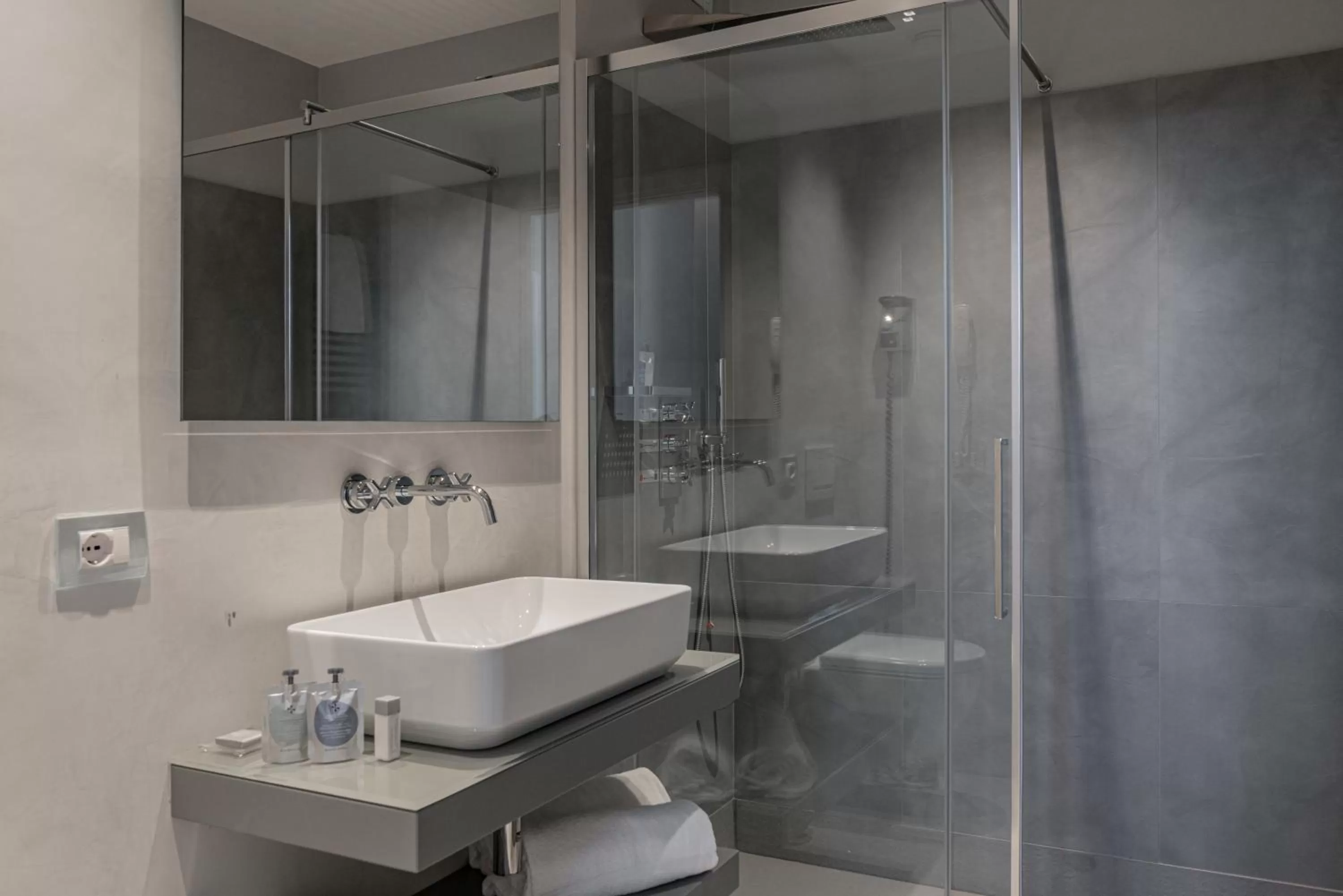 Shower in Grand Hotel Croce Di Malta