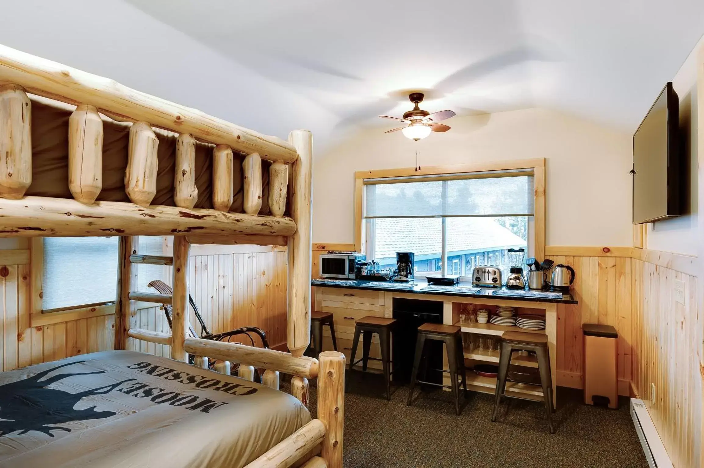 Coffee/tea facilities in Cobble Mountain Lodge