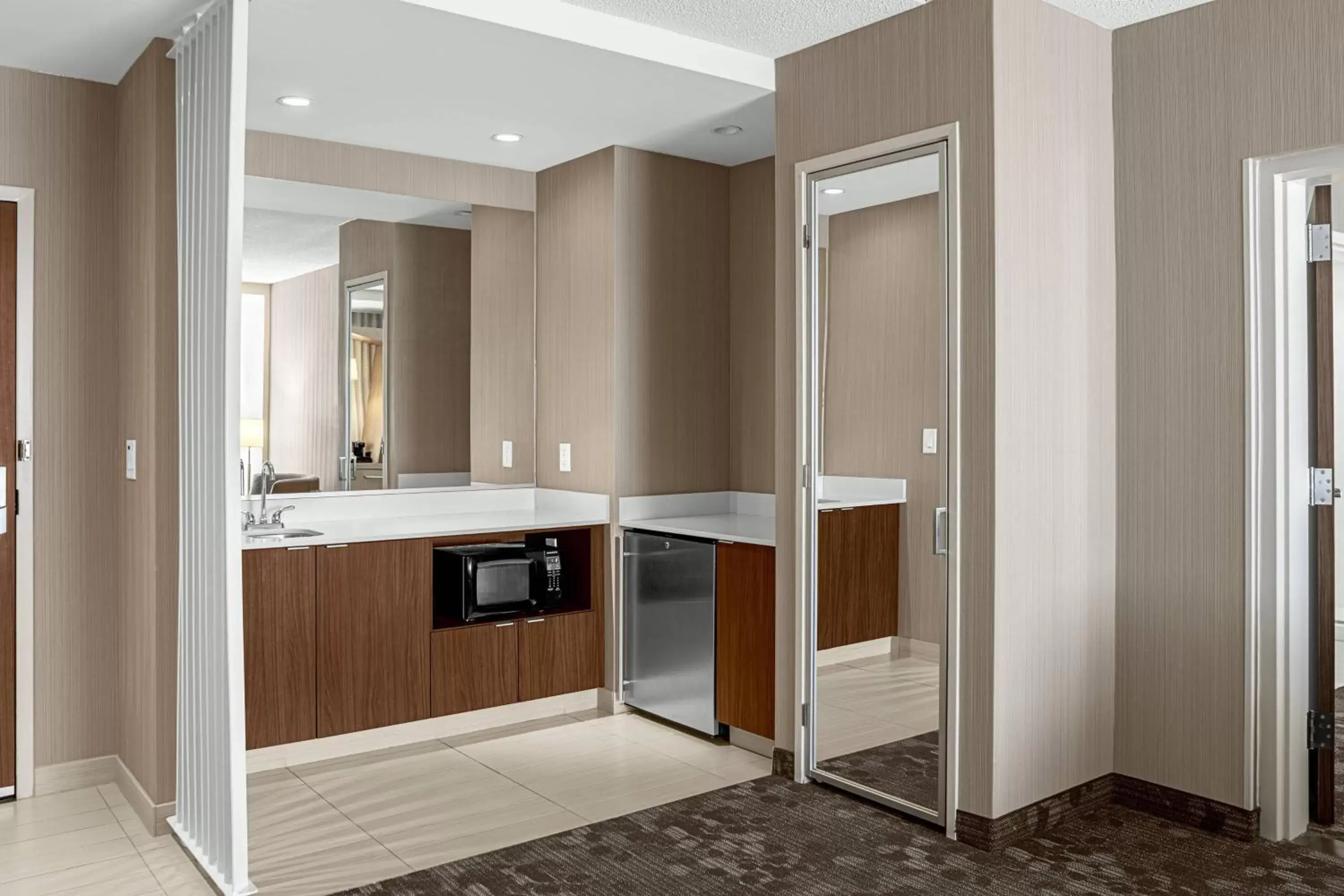 Bedroom, Kitchen/Kitchenette in Courtyard by Marriott Charleston Summerville