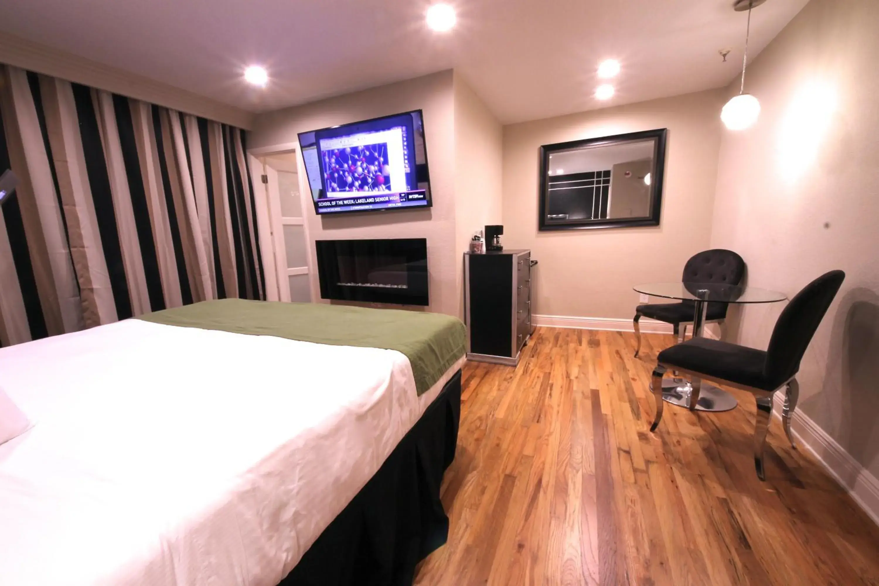 Bed, TV/Entertainment Center in Hyde Park Hotel