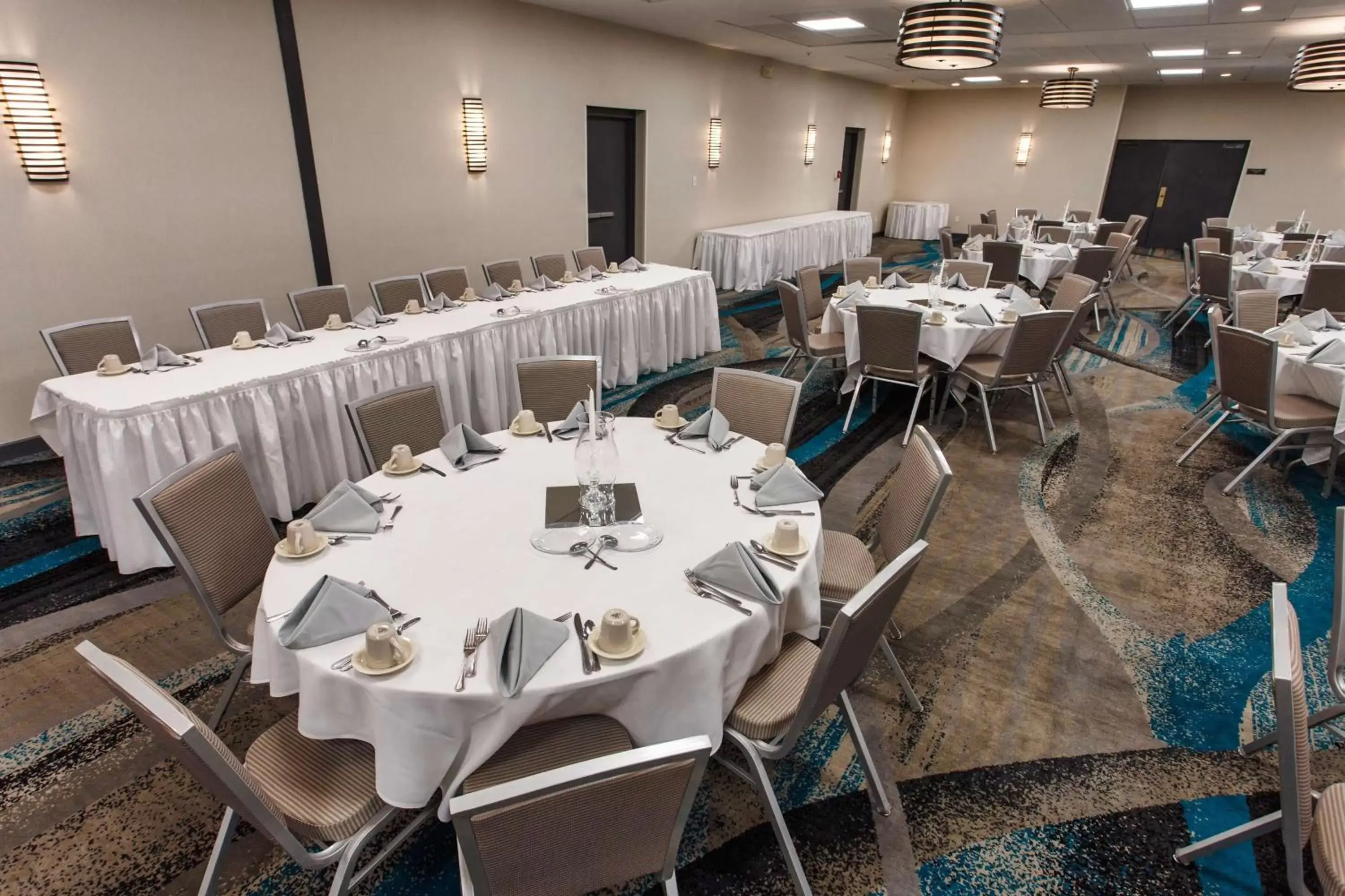 Meeting/conference room, Restaurant/Places to Eat in DoubleTree by Hilton Neenah