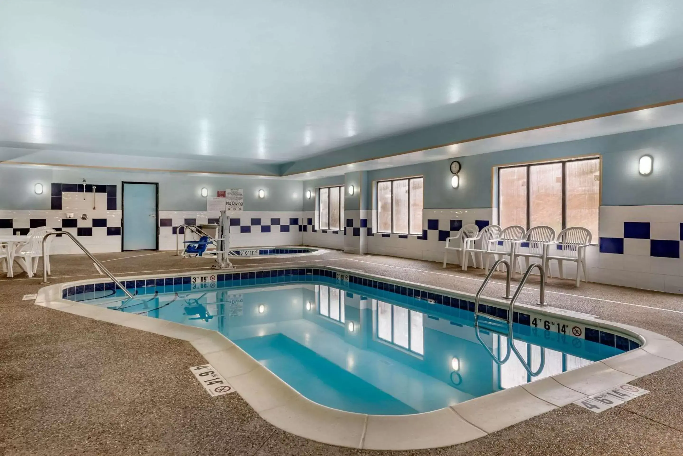 On site, Swimming Pool in Comfort Suites South Elkhart