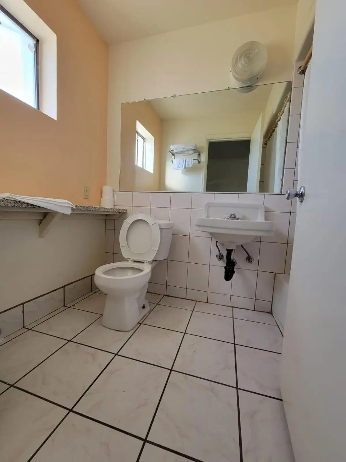 Bathroom in Emerald Inn & Lounge