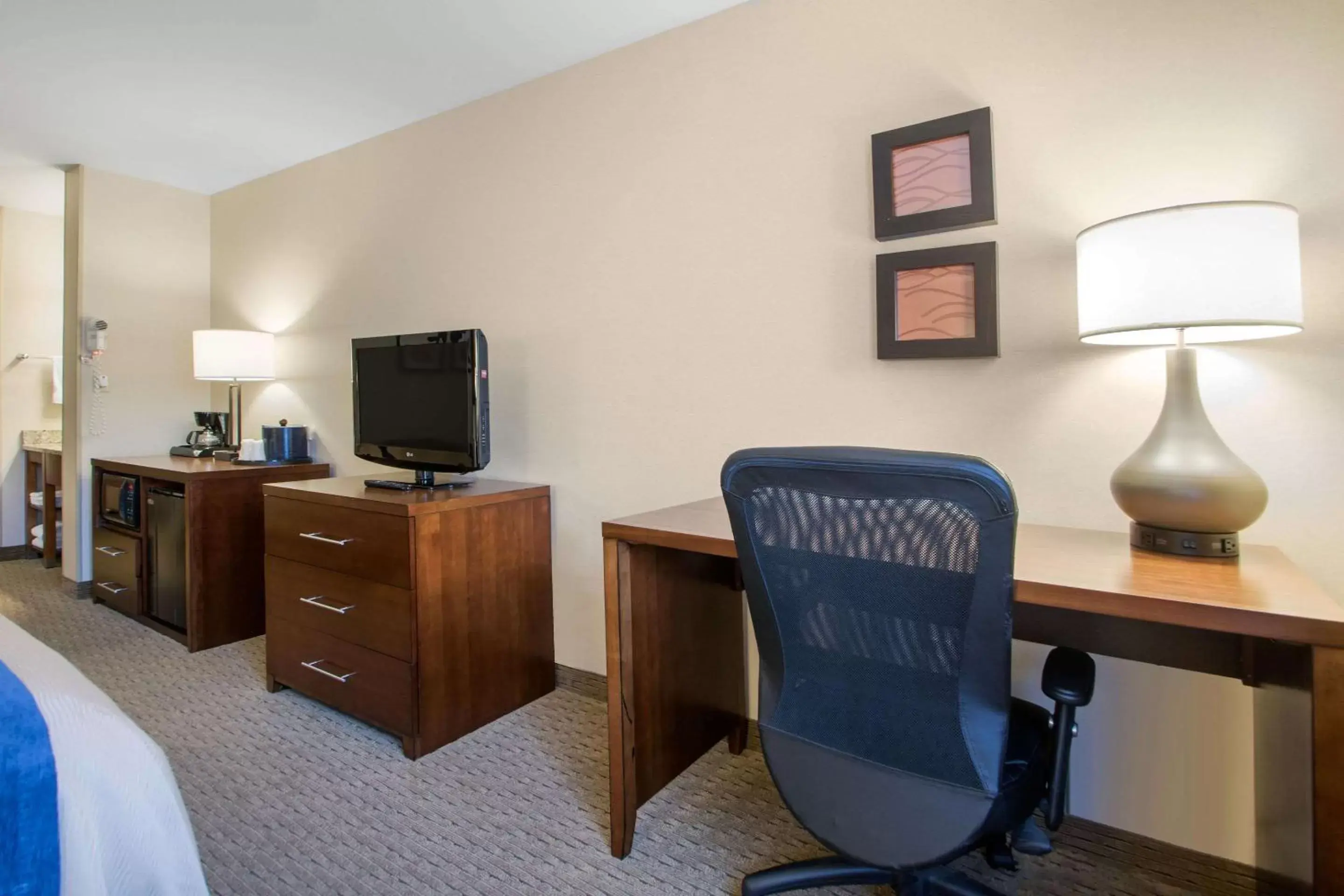 Photo of the whole room, Seating Area in Comfort Inn Iron Mountain