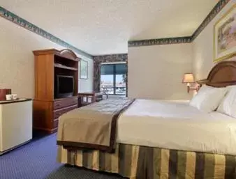 King Room - Non-Smoking in Travelodge by Wyndham Ocean Front