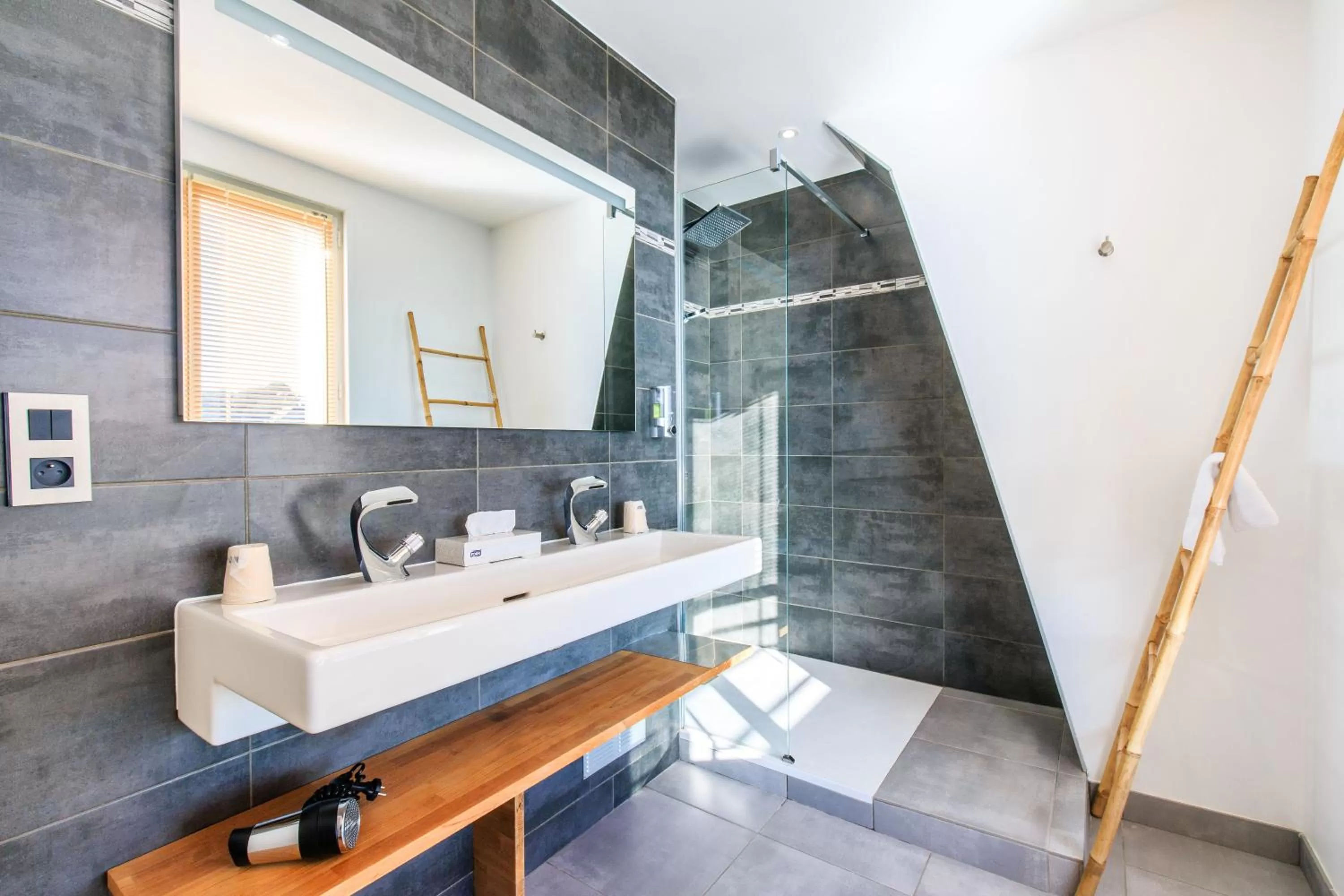 Shower in Best Western Hotel De La Plage Saint Marc sur Mer