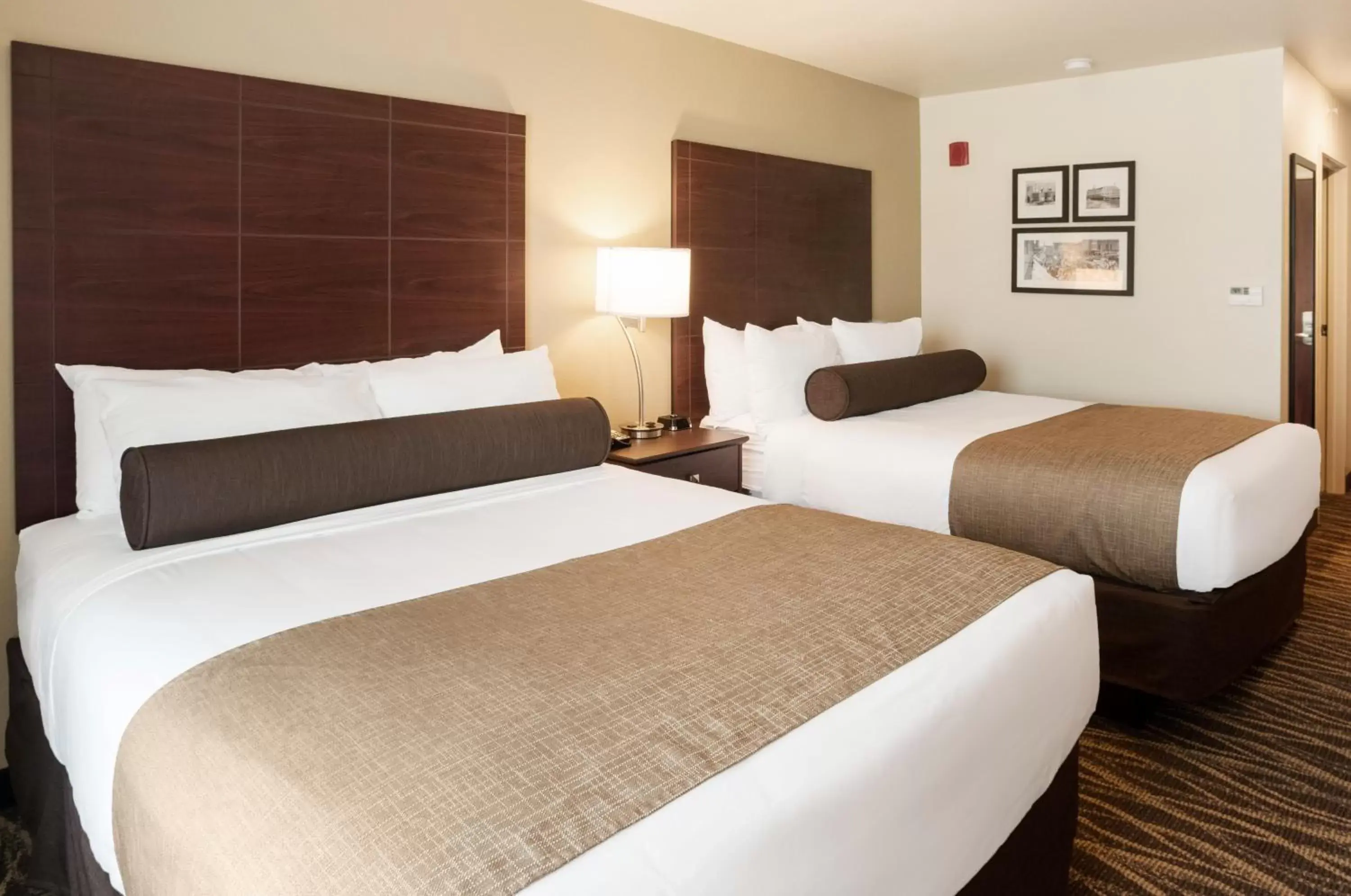 Bed in Cobblestone Hotel & Suites Appleton International Airport