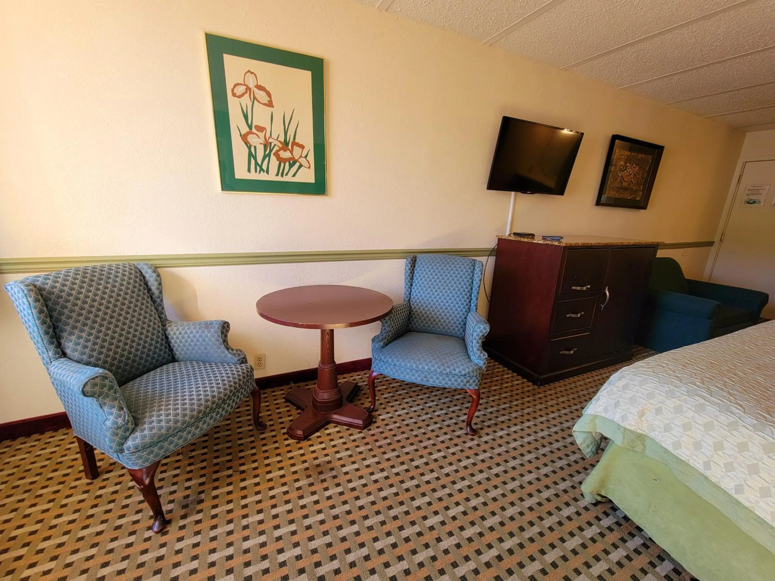 Seating area, Bed in Town Inn