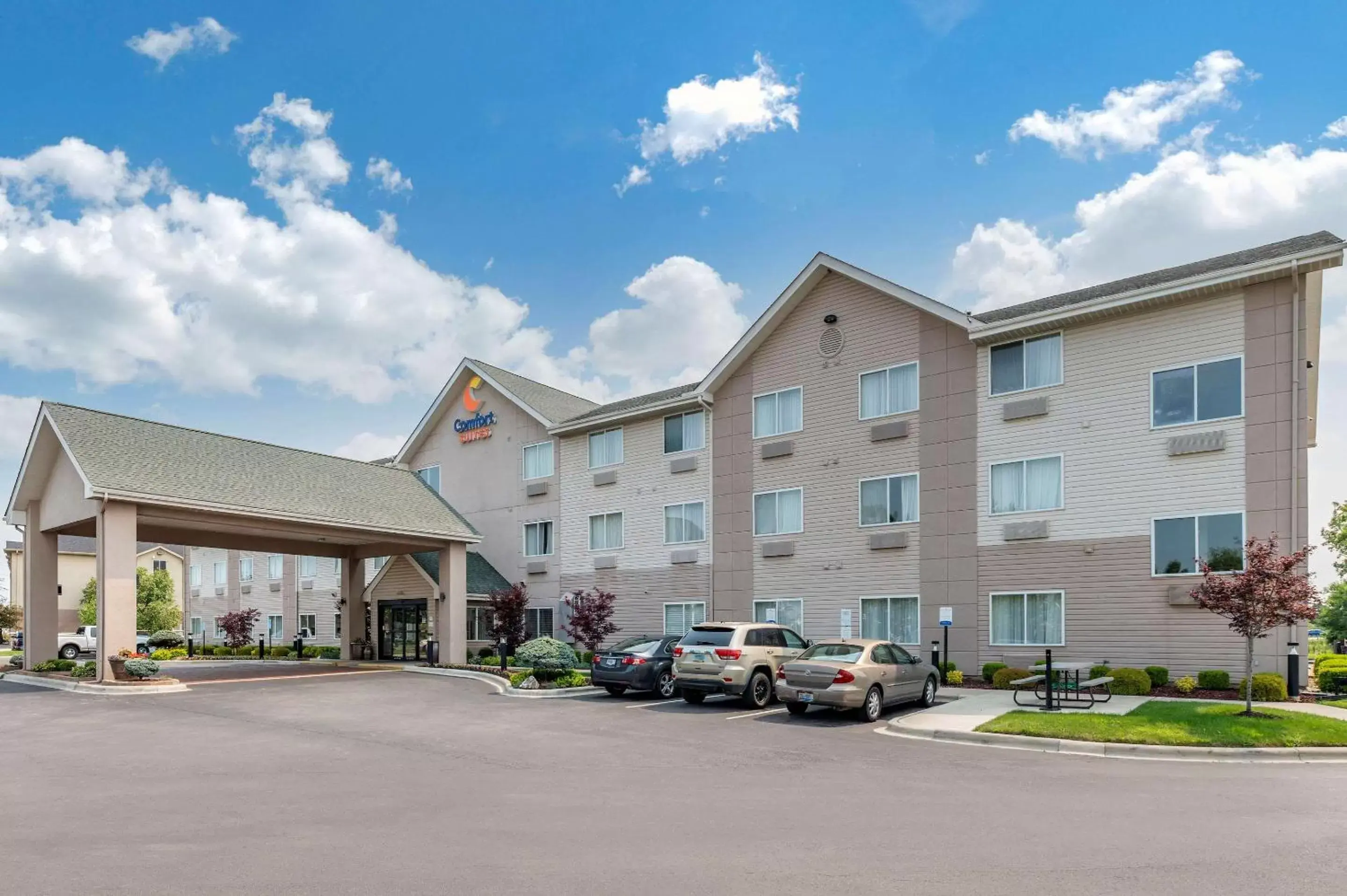 Property building in Comfort Suites Columbus West - Hilliard Property building in Comfort Suites Columbus West - Hilliard