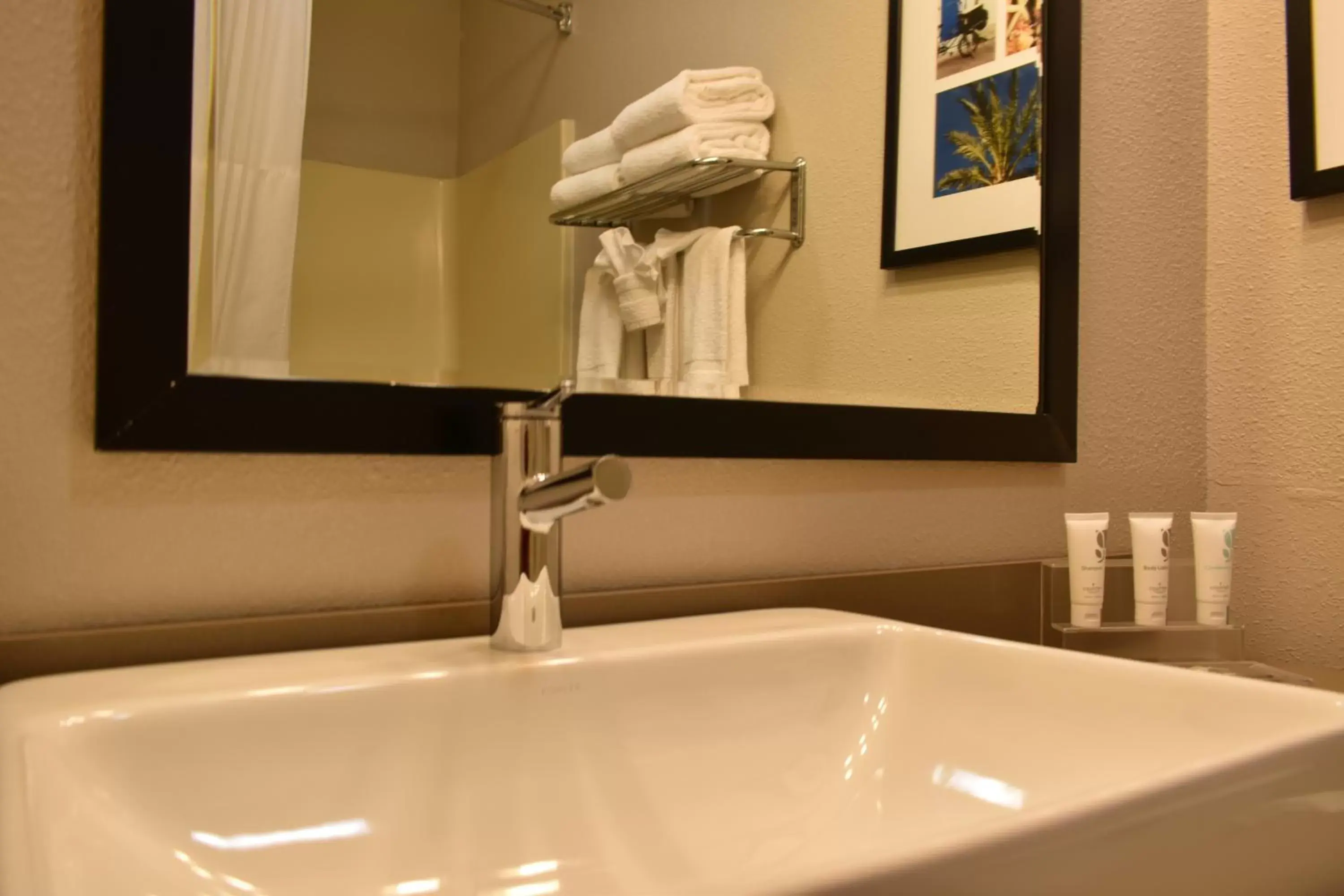 Bathroom in Country Inn & Suites by Radisson, Kenosha, WI