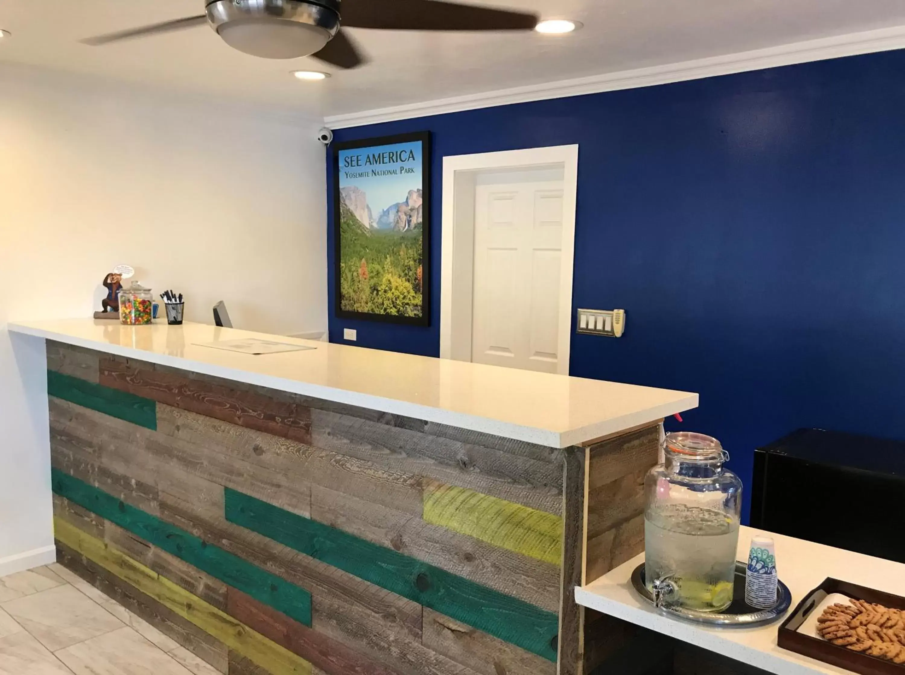 Lobby or reception in Travel Lodge by Wyndham Merced Yosemite Lobby or reception in Travel Lodge by Wyndham Merced Yosemite