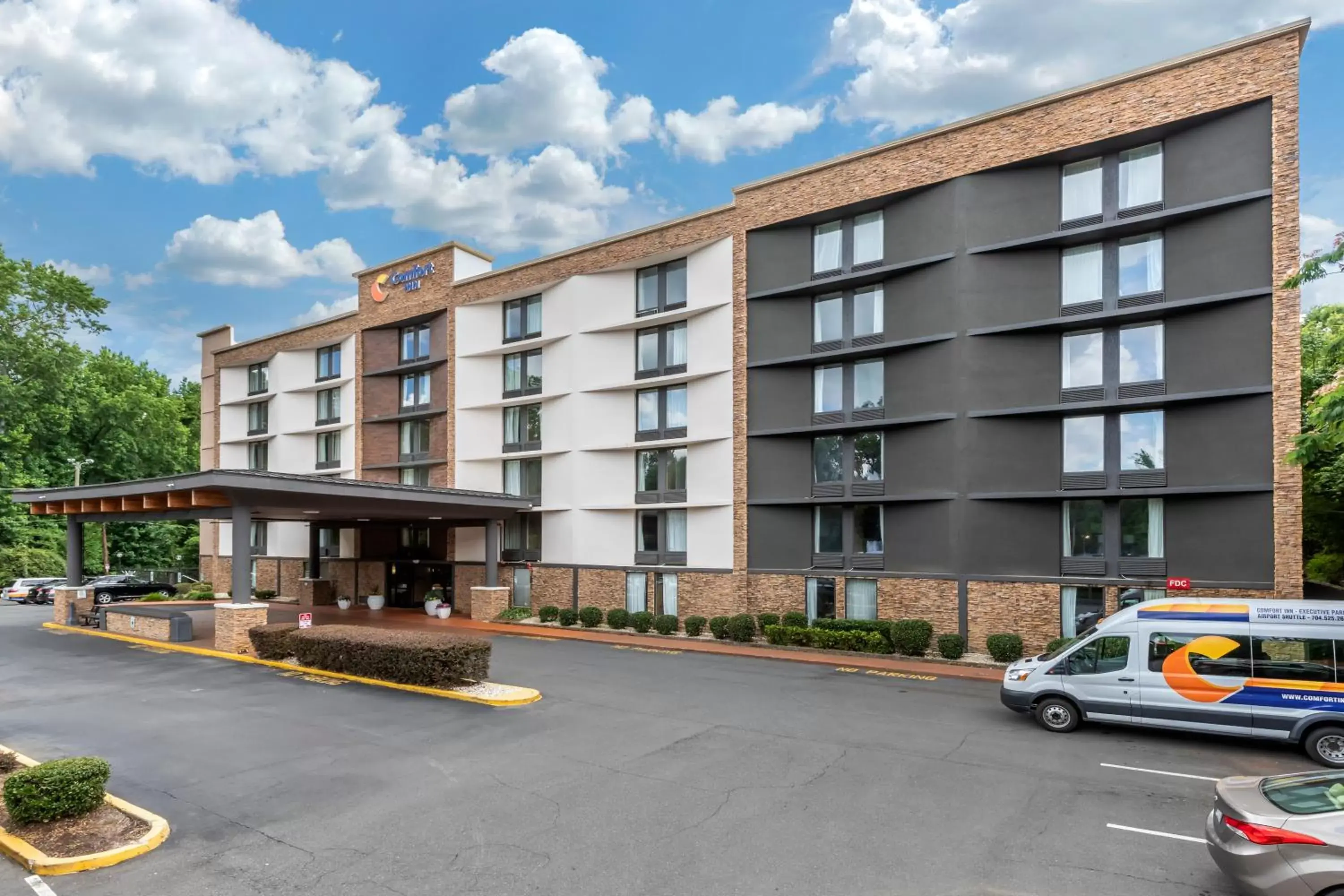 Facade/entrance, Property Building in Comfort Inn Charlotte Airport Uptown