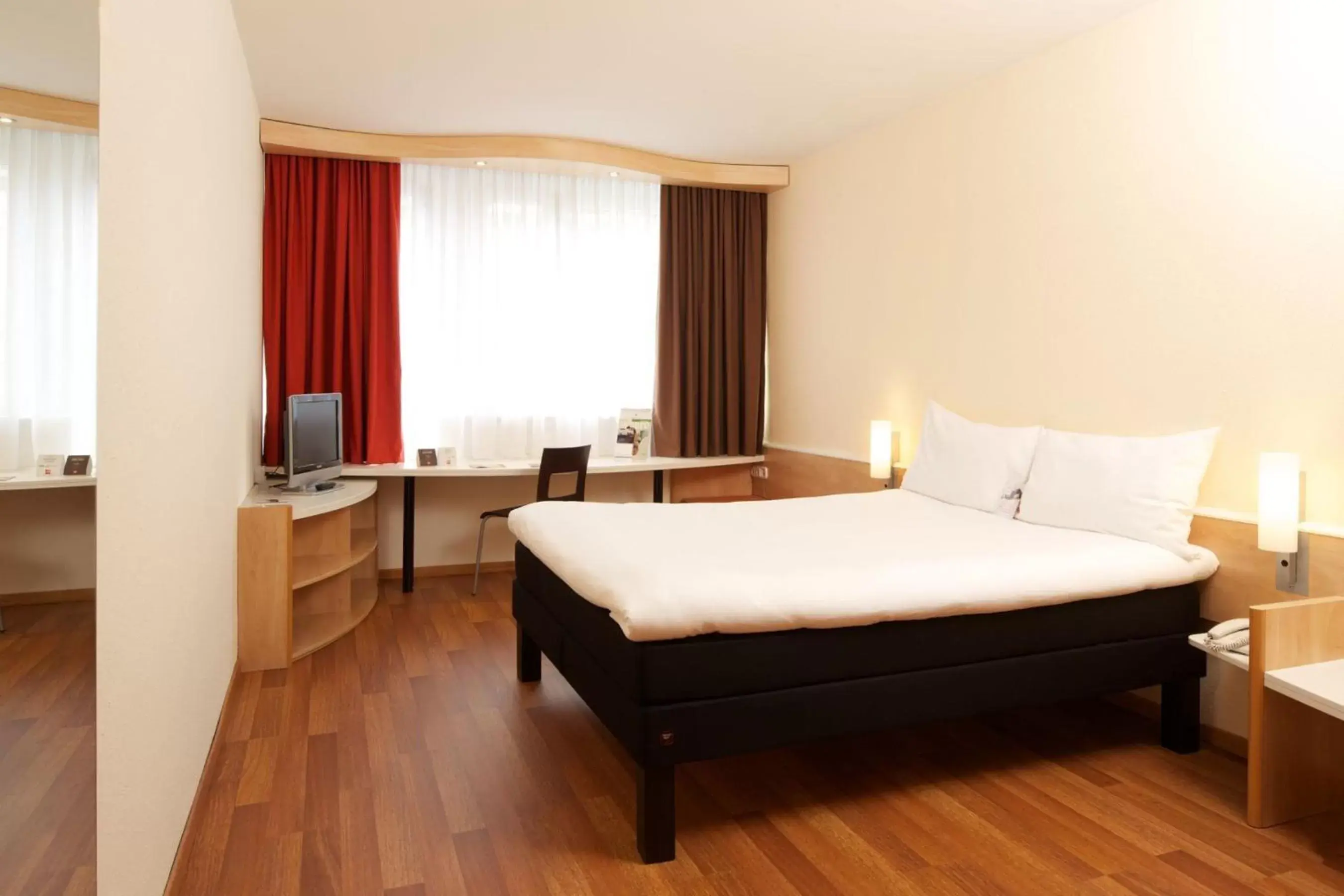 Photo of the whole room, Bed in Ibis Budapest City