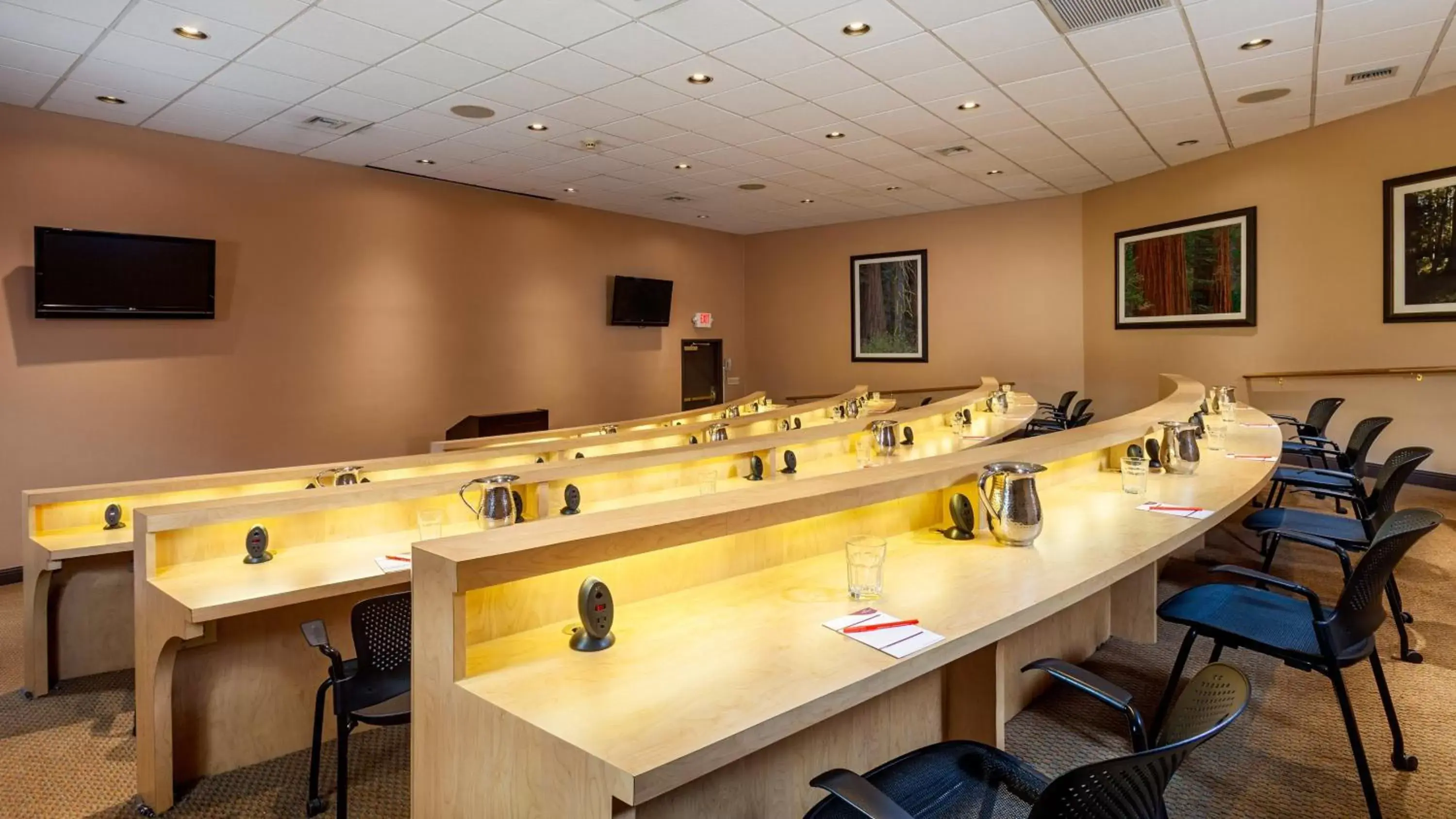 Meeting/conference room, Restaurant/Places to Eat in Concord Plaza Hotel