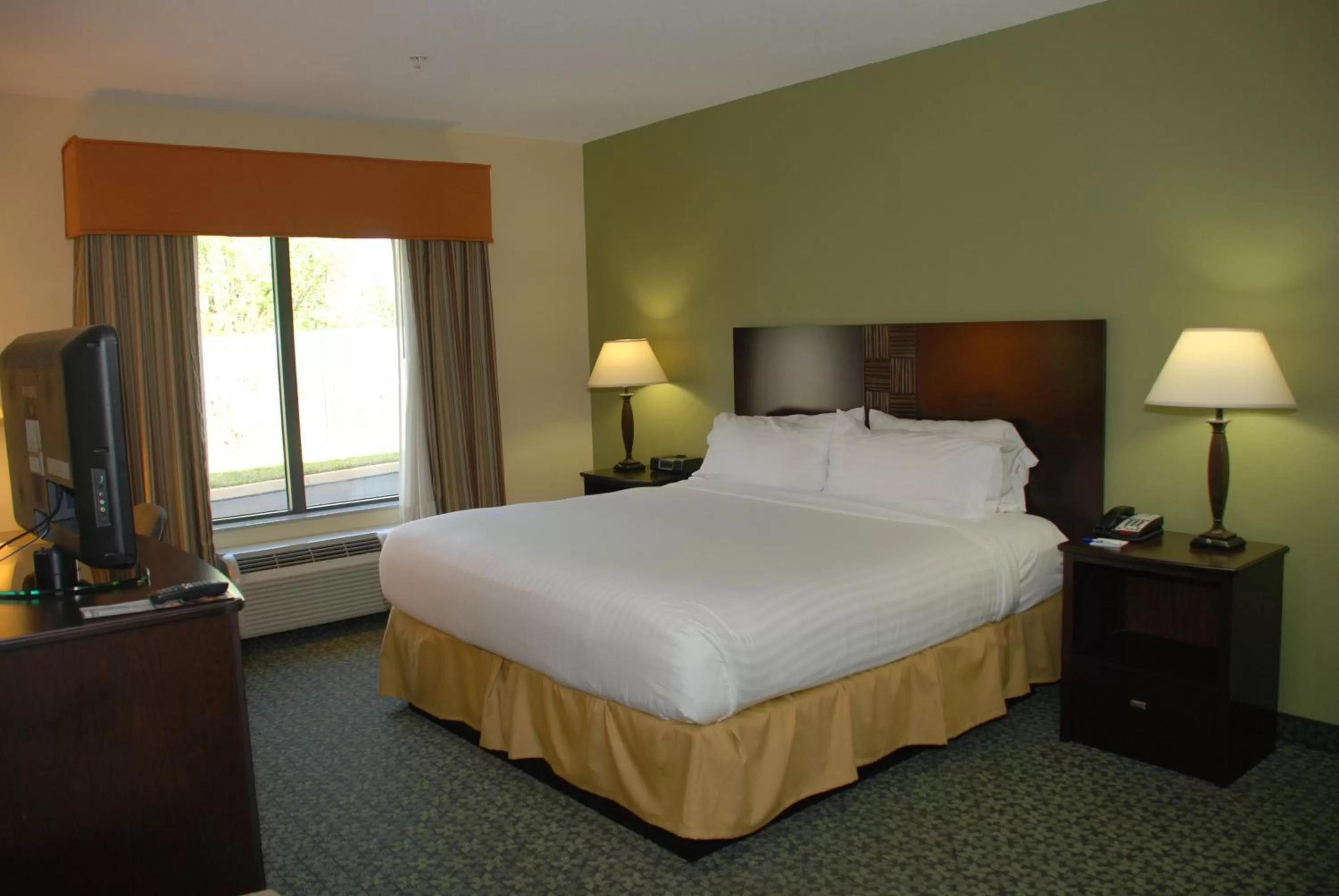 Photo of the whole room, Bed in Holiday Inn Express & Suites Covington by IHG