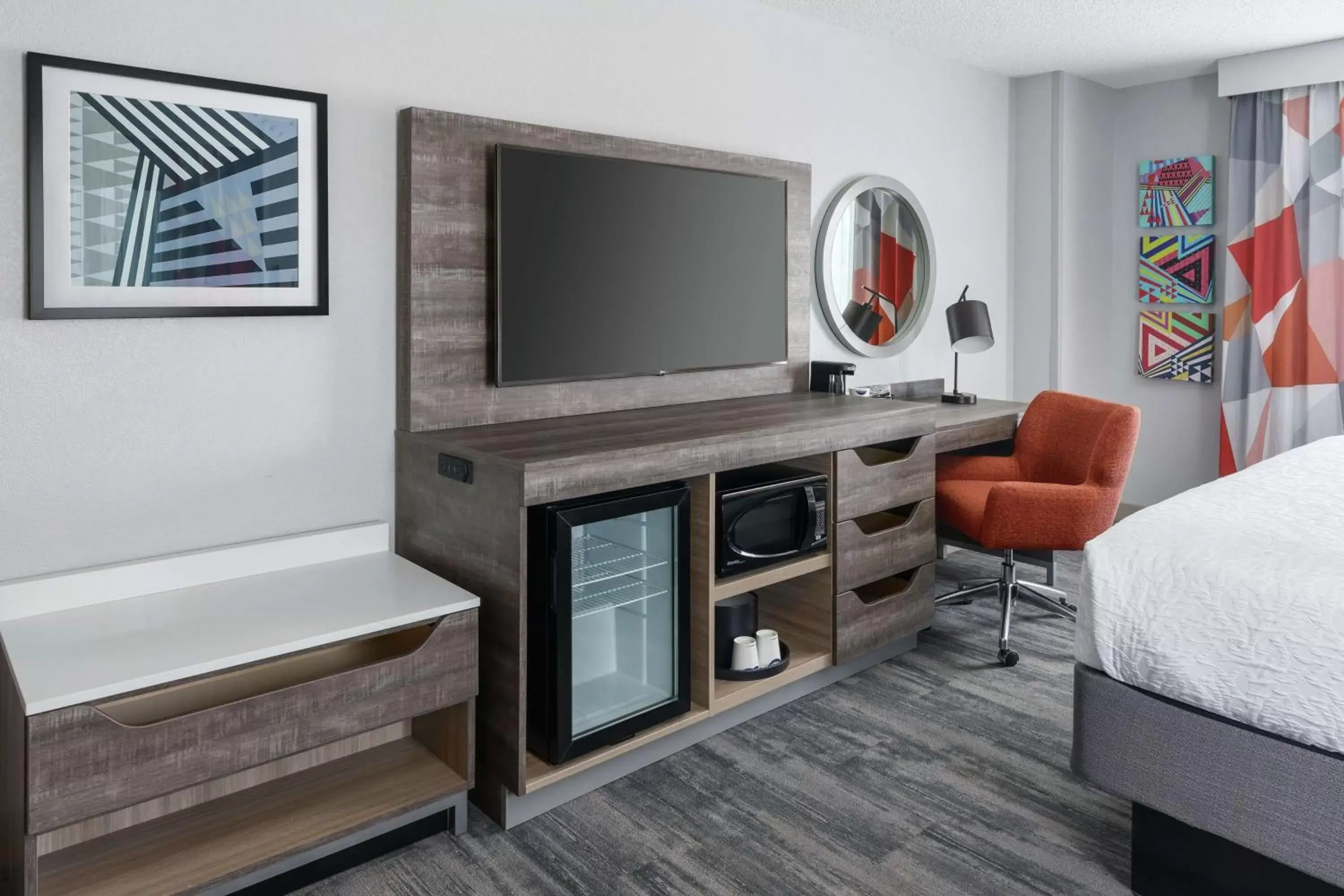 Bedroom, TV/Entertainment Center in Hampton Inn & Suites Tampa Ybor City Downtown