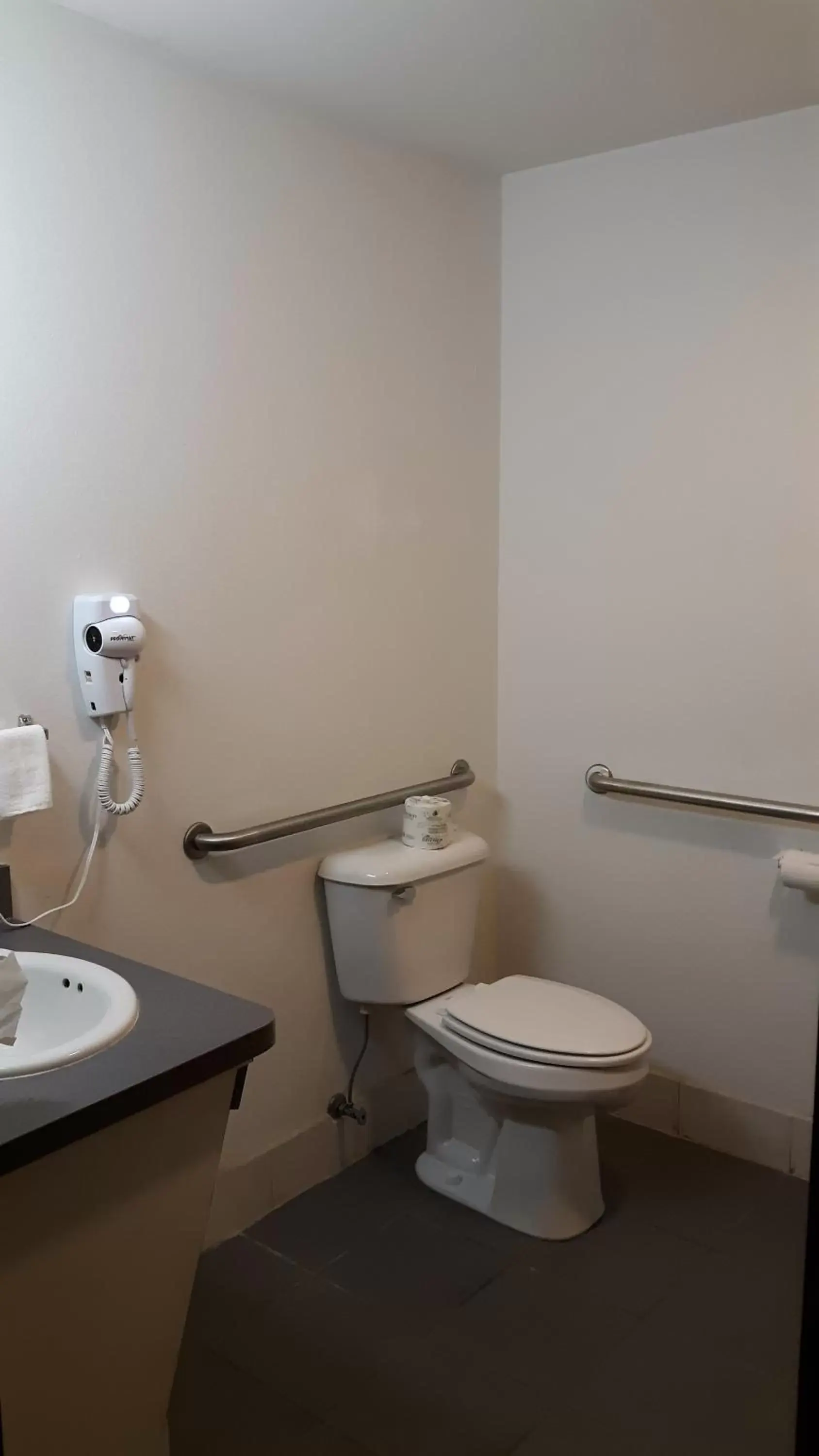 Queen Room - Disability Access in Pleasant Moose Lodge Queen Room - Disability Access in Pleasant Moose Lodge